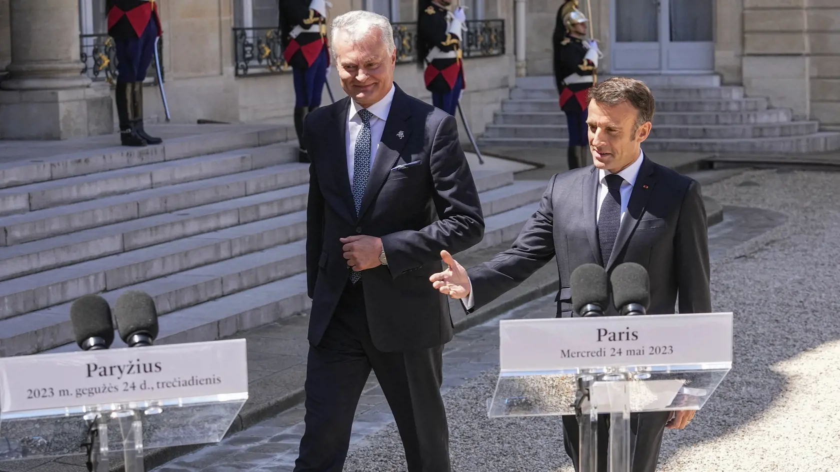 Litovský prezident Gitanas Nauséda (vľavo) prichádza s francúzskym prezidentom Emmanuelom Macronom na tlačovú konferenciu pred ich pracovným obedom v Elyzejskom paláci v Paríži 24. mája 2023. FOTO TASR/AP