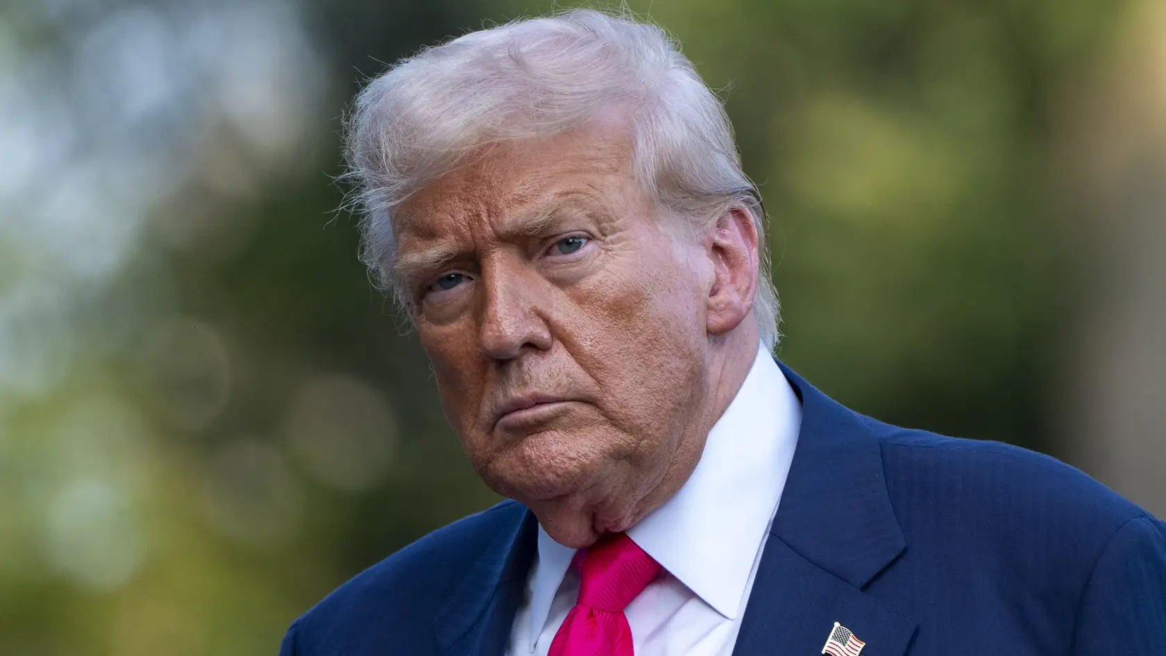 Na archívnej snímke z 15. júla 2025 vo Washingtone americký prezident Donald Trump kráča po vystúpení z vrtuľníka Marine One pred Bielym domom vo Wasshingtone.
