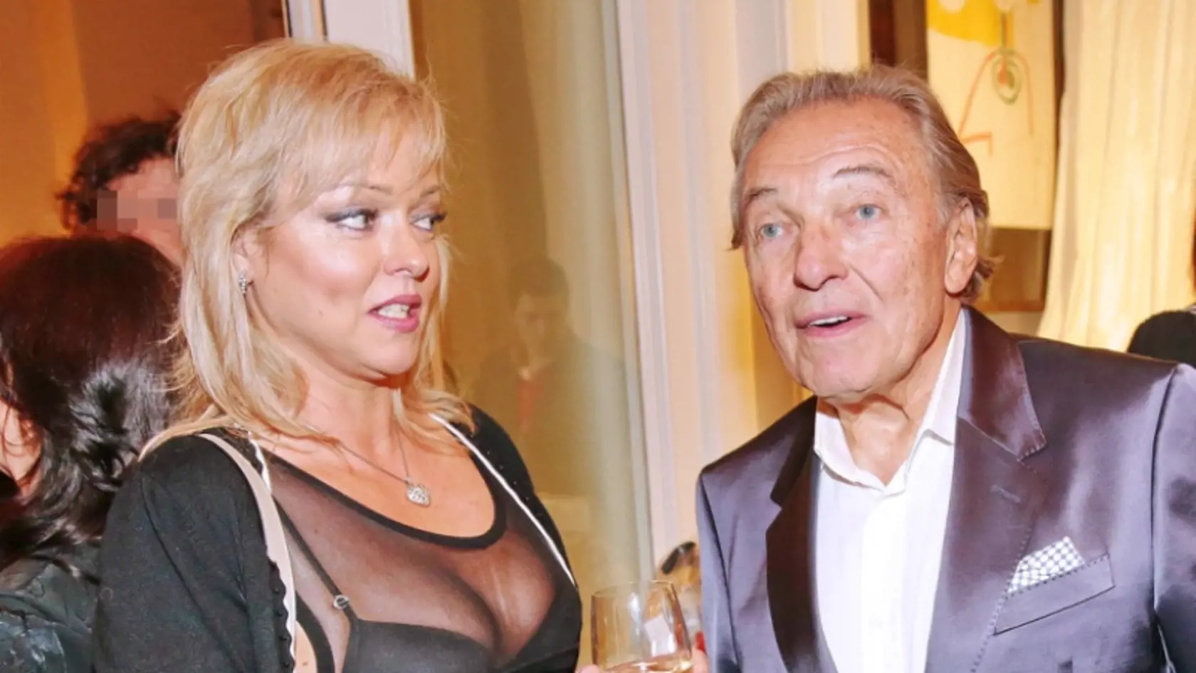 Karel presvedčil Dominiku, aby absolvovala liečenie.