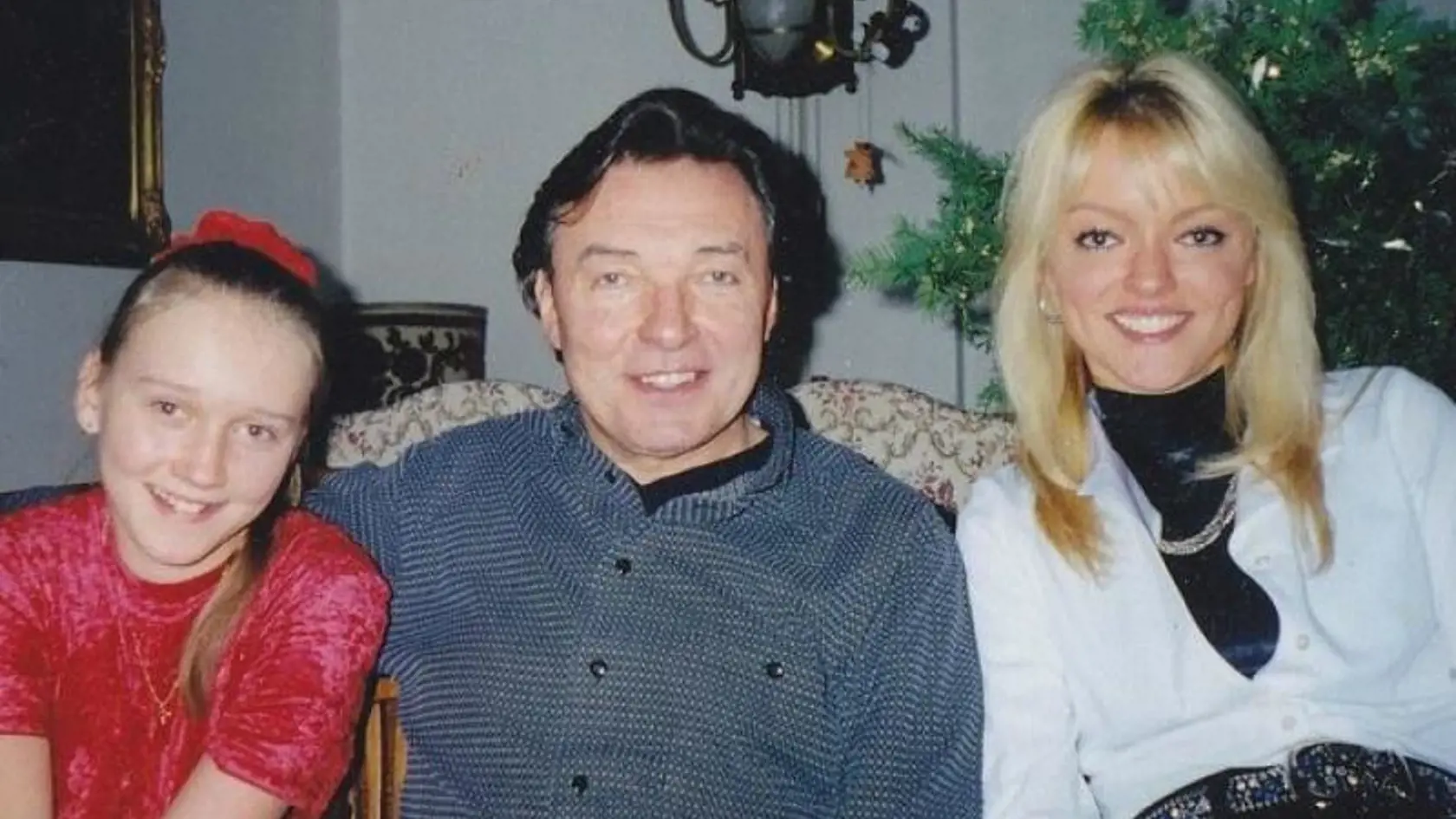 Ako je známe. Gott pri jednej dcére nezostal. Vianoce 1998: Karel Gott s Dominikou (vpravo) a Luciou.