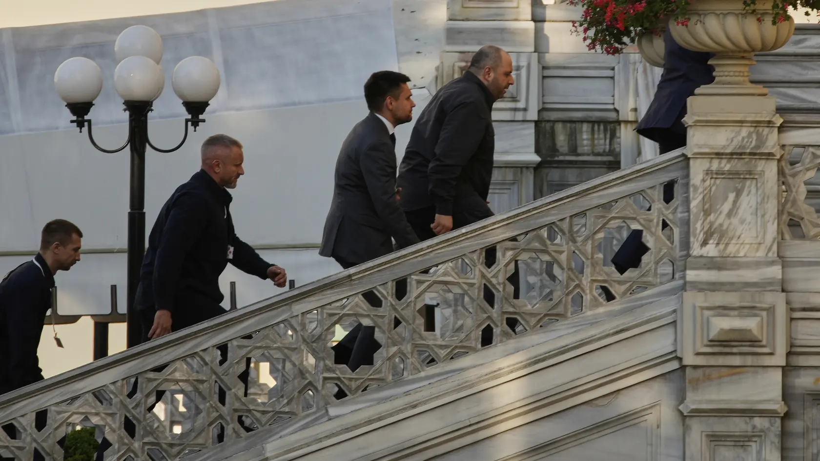 Bývalý ukrajinský minister obrany Rustem Umerov (vpravo) prichádza do paláca Ciragan, kde sa uskutoční ďalšie kolo rusko-ukrajinských rokovaní v tureckom Istanbule 23. júla 2025.