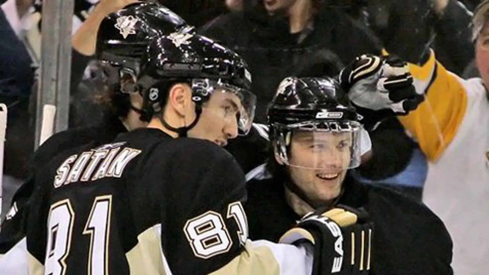 Petr Sýkora (vpravo) sa ešte ako hráč tímu NHL Pittsburgh Penguins raduje z gólu so Slovákom Miroslavom Šatanom.