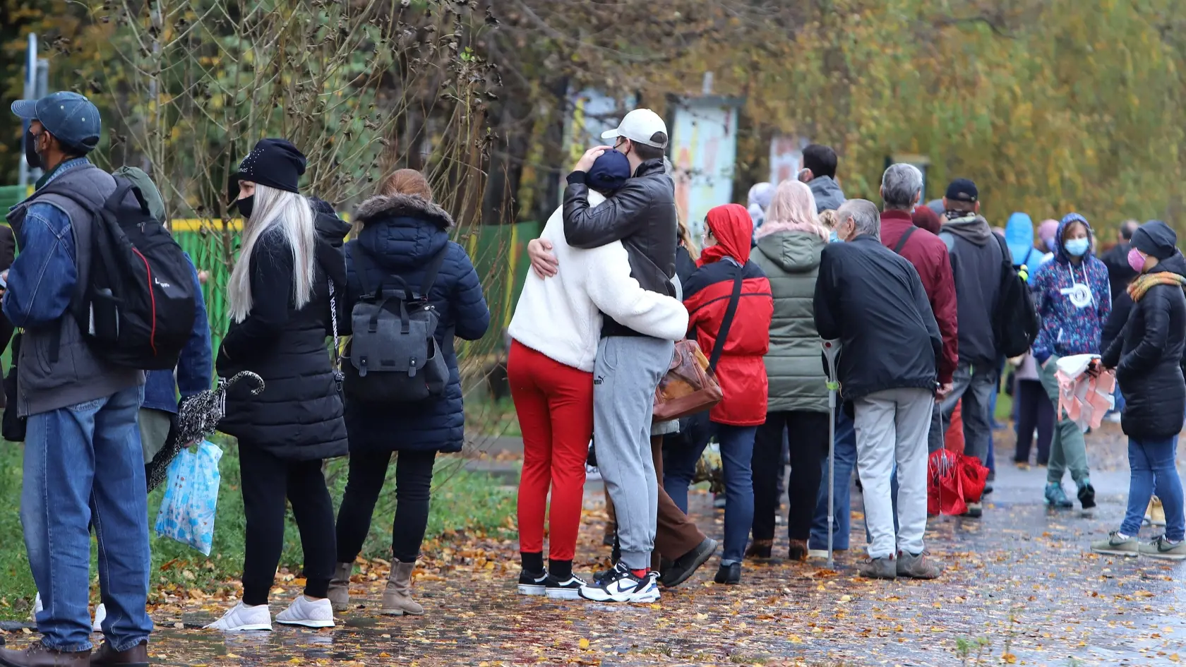 Na Slovensku sa začalo celoplošné testovanie na ochorenie COVID-19. Testovať sa bude od soboty 31. októbra do nedele 1. novembra. Vytvorených má byť viac ako 5000 odberných miest a 4901 odberných tímov. Na snímke ľudia čakajúci pred odberným miestom v Základnej škole na Okrožnej ulici v Banskej Bystrici 31. októbra 2020. FOTO TASR - Ján Krošlák  