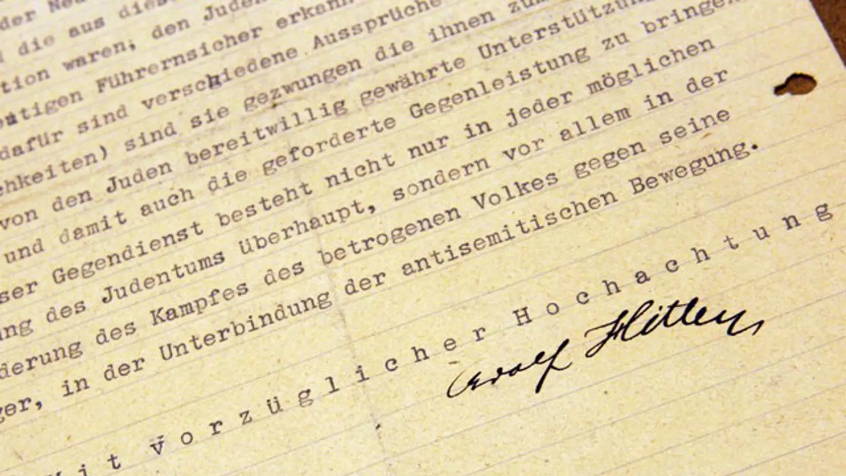 Podpísaný, Adolf Hitler.
