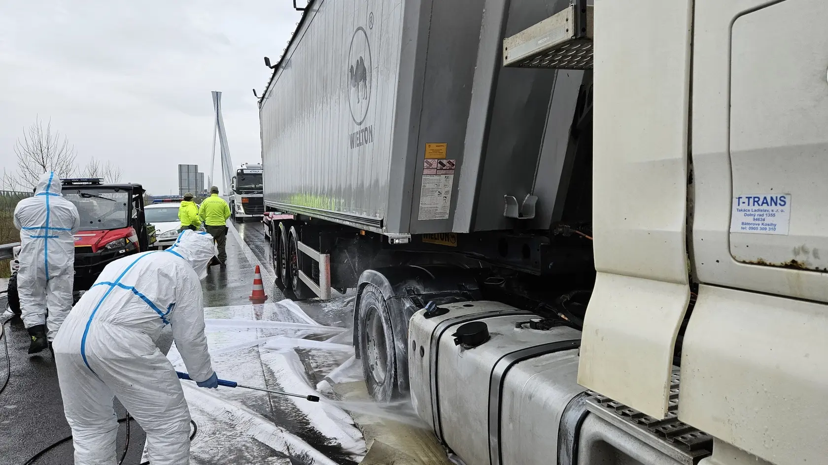 Na snímke pracovník dezinfikuje nákladné vozidlá prichádzajúce na Slovensko z Maďarska na hraničnom priechode Komárno - Komárom na Monoštorskom moste v Komárne 31. marca 2025 v rámci zavedených mimoriadnych opatrení pre šírenie vysoko nákazlivého ochorenia slintačky a krívačky. FOTO TASR - Milan Drozd
