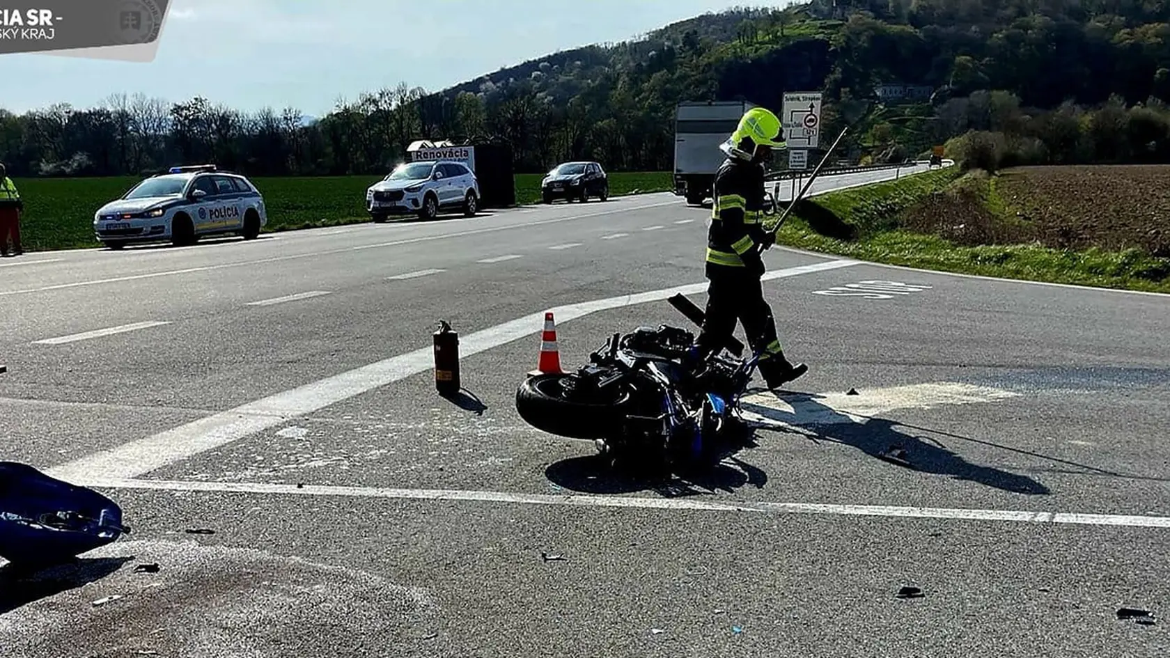 Život 21-ročného motorkára si vyžiadala dopravná nehoda, ku ktorej došlo v nedeľu krátko pred 15.00 h na križovatke medzi obcami Tovarné a Sedliská v okrese Vranov nad Topľou. Ako informuje polícia na sociálnej sieti, došlo tam k zrážke motorkára s nákladným vozidlom, ktoré viedol 44-ročný cudzinec.