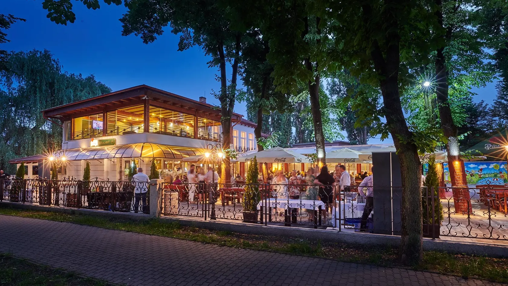 Na odstránenie starého a spráchniveného stromu, ktorý sa nachádza v blízkosti reštaurácie, upozorňoval samosprávu majiteľ Ján Miadok už dávnejšie. Keďže cez park prejdú denne desiatky ľudí, udalosť, ku ktorej došlo v stredu (28.6.) v obedných hodinách, mohla mať fatálne následky.