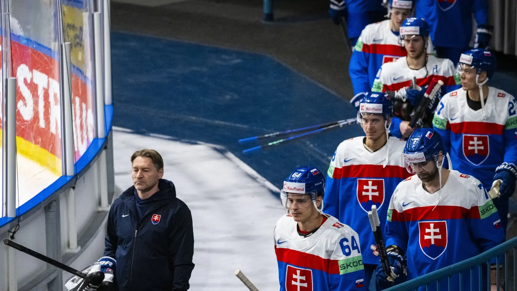 Na snímke tréner slovenskej hokejovej reprezentácie Vladimír Országh a jeho zverenci prichádzajú na spoločné fotenie.