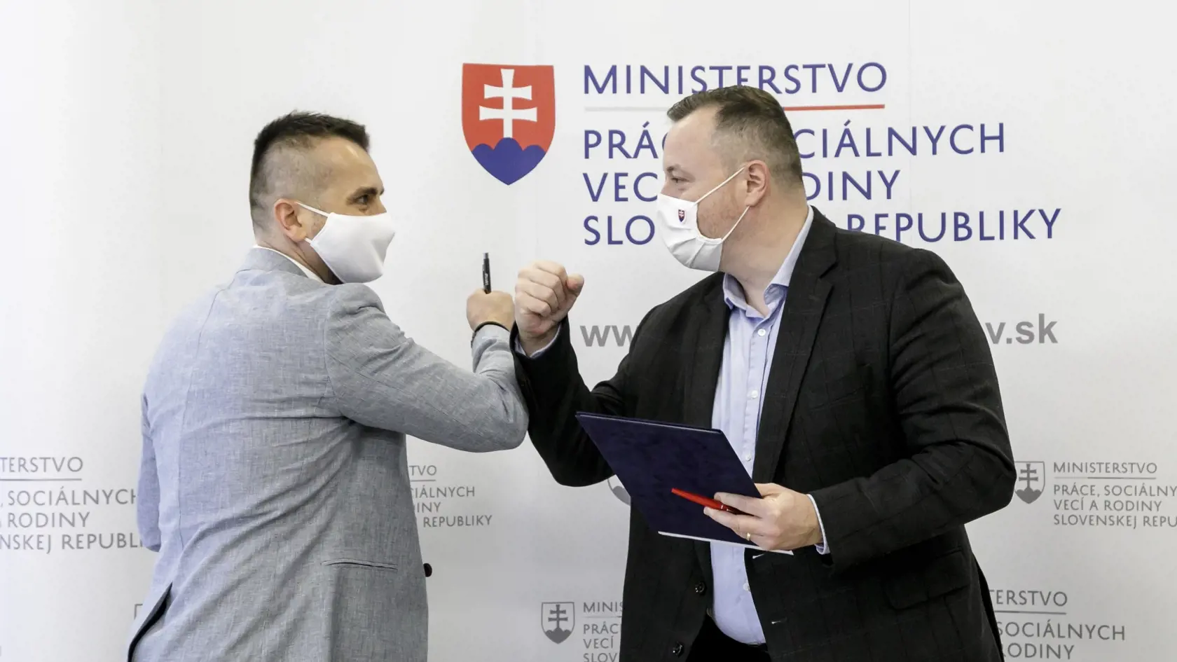 Na snímke sprava minister práce, sociálnych vecí a rodiny SR Milan Krajniak a predseda Asociácie vzdelávateľov v sociálnej práci Ladislav Vasko počas podpisu Memoranda o spolupráci pri zmierňovaní dopadov nepriaznivej epidemiologickej situácie spôsobenej pandémiou koronavírusu COVID-19 v zariadeniach sociálnych služieb a sociálnoprávnej ochrany detí a sociálnej kurately v  Bratislave 16. novembra 2020. FOTO TASR - Dano Veselský