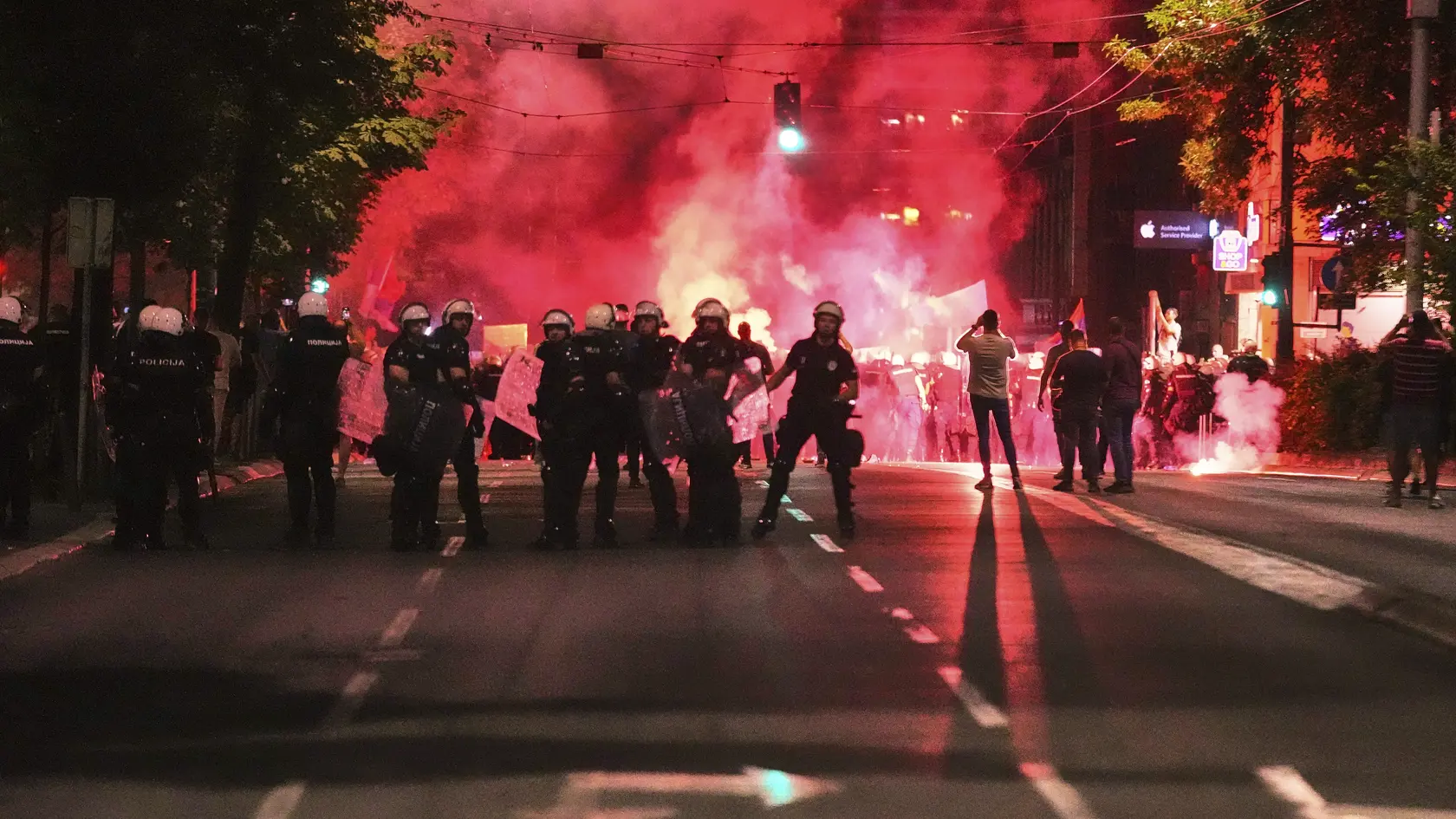 Na snímke poriadková polícia pacifikuje muža na proteste za predčasné voľby v Belehrade 28. júna 2025. V sobotu sa v srbskom Belehrade zhromaždilo približne 140.000 protestujúcich, ktorí od vlády žiadali predčasné voľby, uviedla iniciatíva Archív verejných zhromaždení. Podľa agentúry AFP došlo medzi políciou a demonštrantami k stretom.