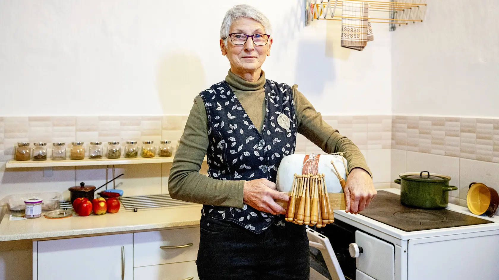 ALŽBETA GREGOROVÁ bola v roku 2023 ocenená titulom majsterka ľudovej umeleckej výroby za svoj výnimočný prínos k zachovávaniu a rozvoju tradičného slovenského čipkárstva.
