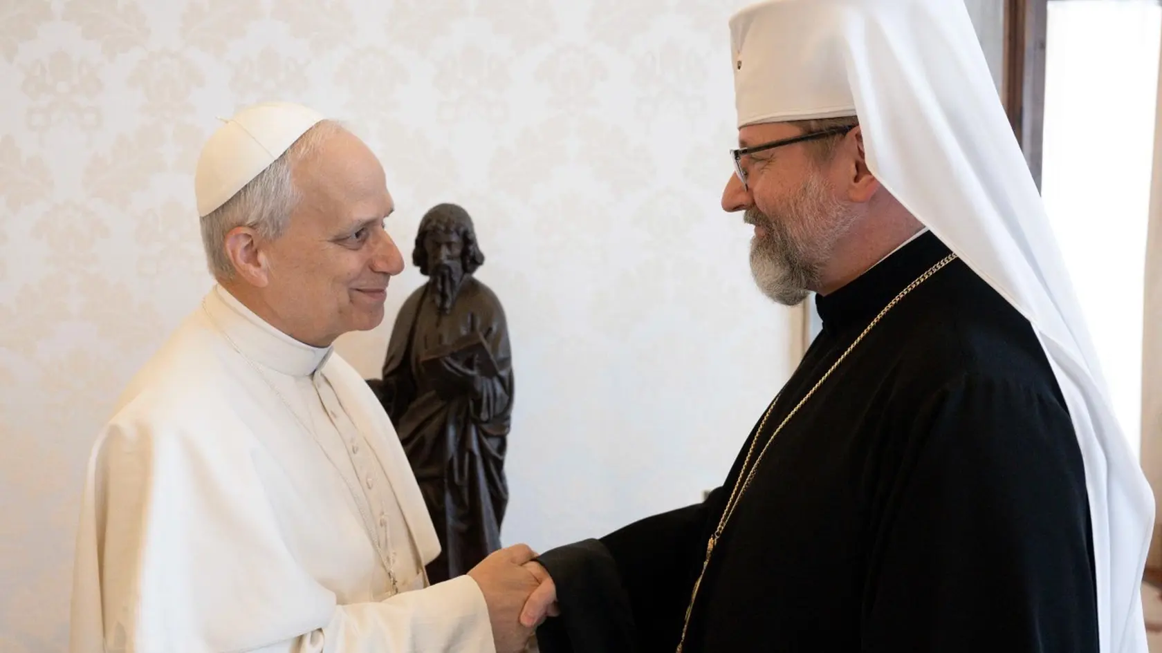 Pápež Lev XIV. počas stretutia s hlavou ukrajinskej gréckokatolíckej cirkvi, arcibiskupom Sviatoslavom Ševčukom.