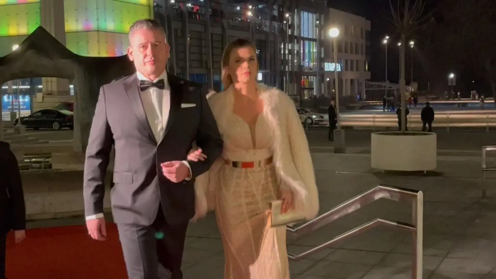 Z členov vlády pútal suverénne najväčšiu pozornosť dočasne poverený minister vnútra Roman Mikulec, ktorý došiel v spoločnosti extrémne sexi blondíny. Partnerka politika všetkým vyrazila dych odvážnymi priesvitnými šatami s obrovským výstrihom. Elegantný plesový outfit zvýraznila kožušinovým kabátikom snehobielej farby.