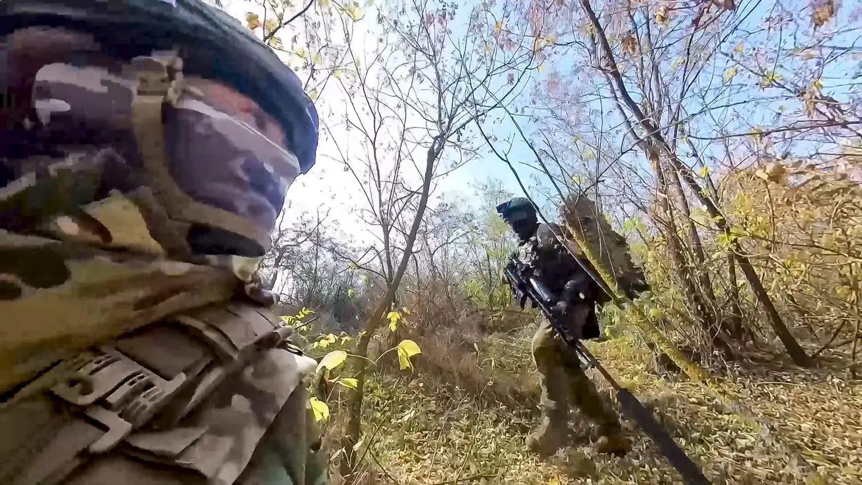 JB 4 - Na snímke z videa zverejnenej ruským ministerstvom obrany ruskí ostreľovači si vymieňajú svoje pozície počas bojov s ukrajinskými ozbrojenými silami v Rusku 26. novembra 2024. FOTO TASR/AP

In this photo taken from video released by the Russian Defense Ministry Press Service on Tuesday, Nov. 26, 2024, a couple of Russian Army snipers walk changing their position while fighting with Ukrainian Armed forces at an undisclosed location in Ukraine. (Russian Defense Ministry Press Service via AP)