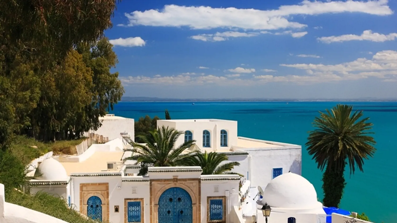 Sidi Bou Said je pravdepodobne najviac preslávená dedinka či skôr predmestie Tunisu s typickou maurskou bielo-modrou architektúrou. V jej malebných uličkách sa natáčal film Angelika a sultán.