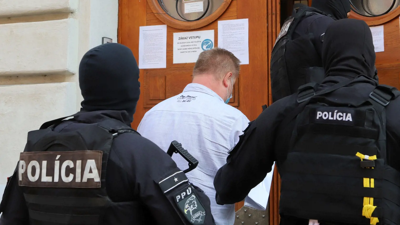 Na snímke eskorta privádza Daniela B., sudcu okresného súdu Žilina s dočasne pozastaveným výkonom  na Špecializovaný trestný súd (ŠTS) v Banskej Bystrici v stredu 16. septembra 2020. ŠTS rozhoduje o návrhu prokurátora Úradu špeciálnej prokuratúry (ÚŠP) na väzbu pre sudcu okresného súdu Žilina s dočasne pozastaveným výkonom Daniela B., bývalého krajského sudcu Pavla P., advokáta Ľuboša M. a Juraja F. Všetky štyri osoby v akcii Plevel boli obvinené zo zločinu prijímania úplatku. FOTO TASR - Ján Kr
