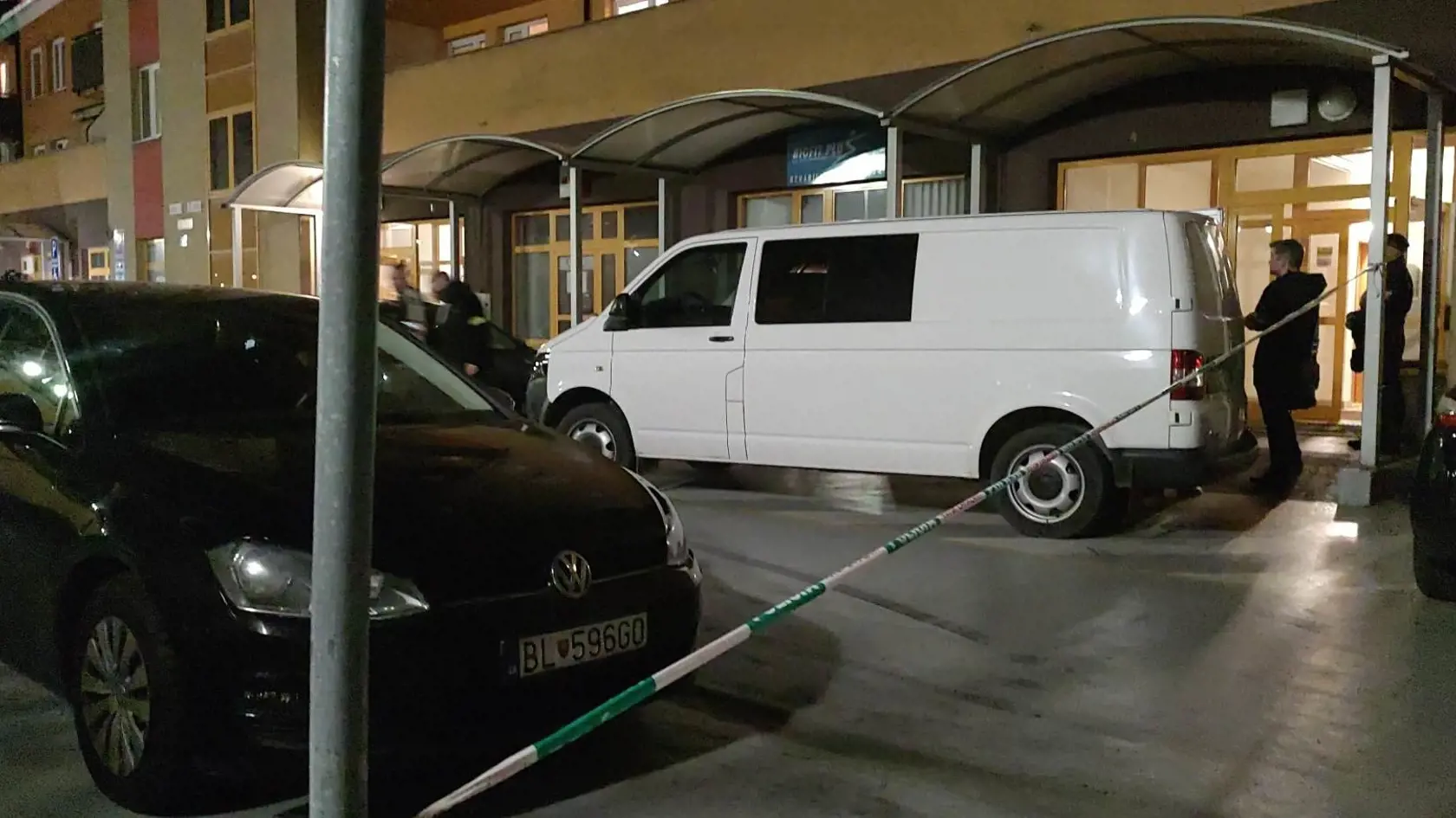 Z bytovky na Vyšehradskej ulici v Bratislave vypadli muž a žena, v byte napokon našla polícia aj mŕtve dieťa.