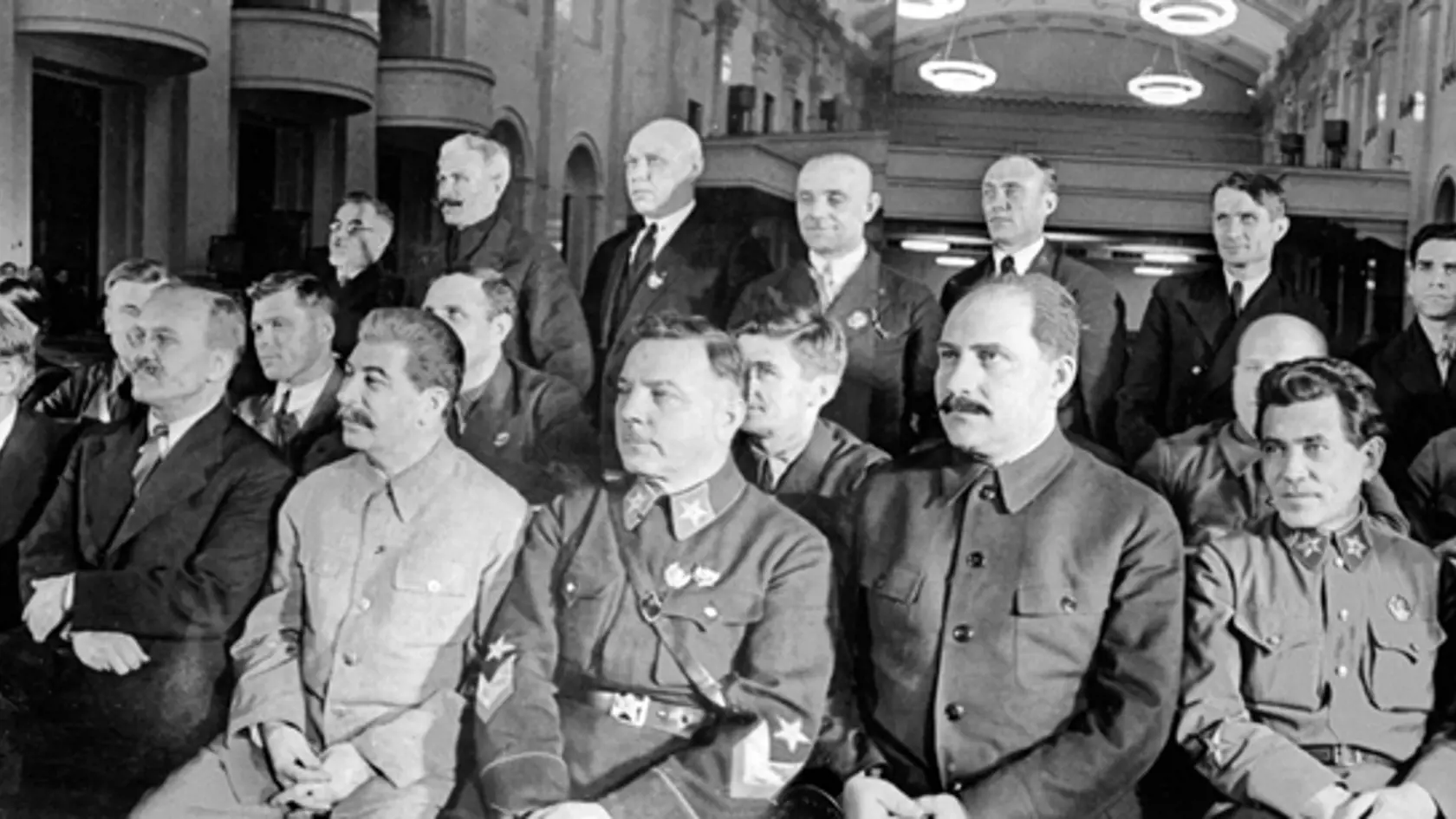 Všemocný: Siahodlhé zoznamy zatknutých a popravených, ktoré Ježov, druhý sprava, predkladal, Stalin viac-menej len podpisoval. Vypracovával ich Ježov, on rozhodoval o osude státisícov.