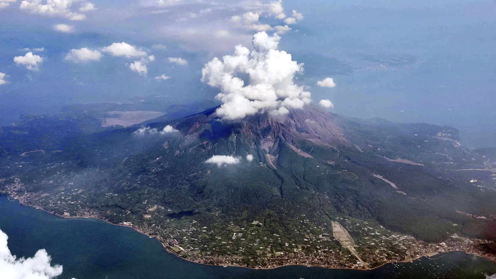 Na leteckej snímke je sopka Sakuradžima na japonskom ostrove Kjúšu deň po erupcii v pondelok 25. júla 2022. Sopka, ktorá sa nachádza asi 50 km od jadrovej elektrárne Sendai.