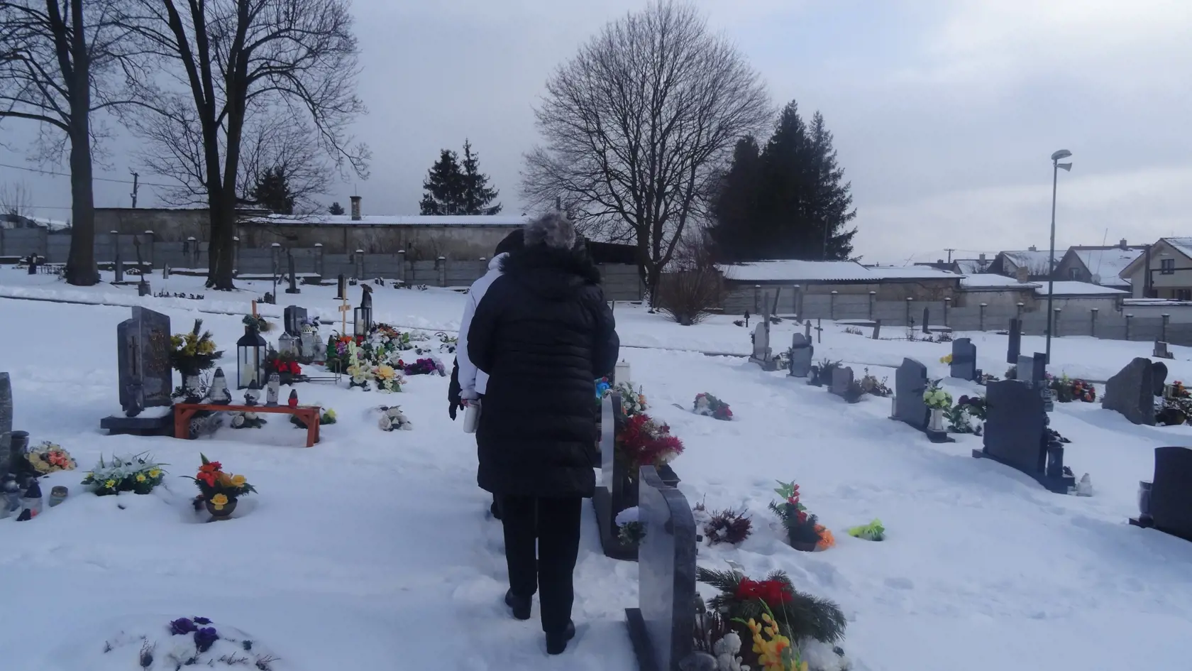 Mama a sestra Lučanského odchádzajú od hrobu manžela a otca, spoločnosť im robila učiteľka generála s manželom.