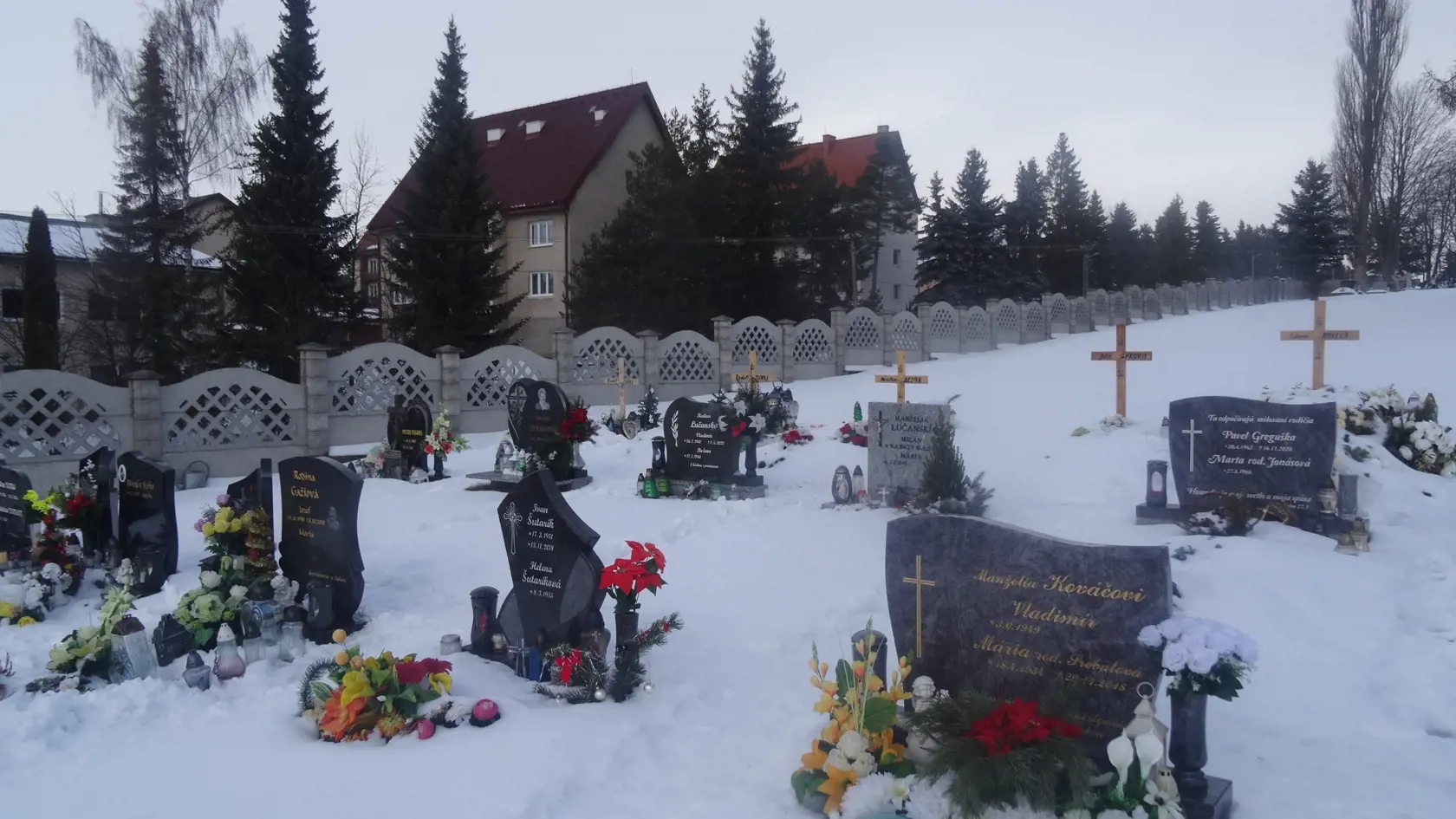 Bytovka matky Milana Lučanského je v blízkosti cintorína. je dobre viditeľná od hrobu otca a manžela.