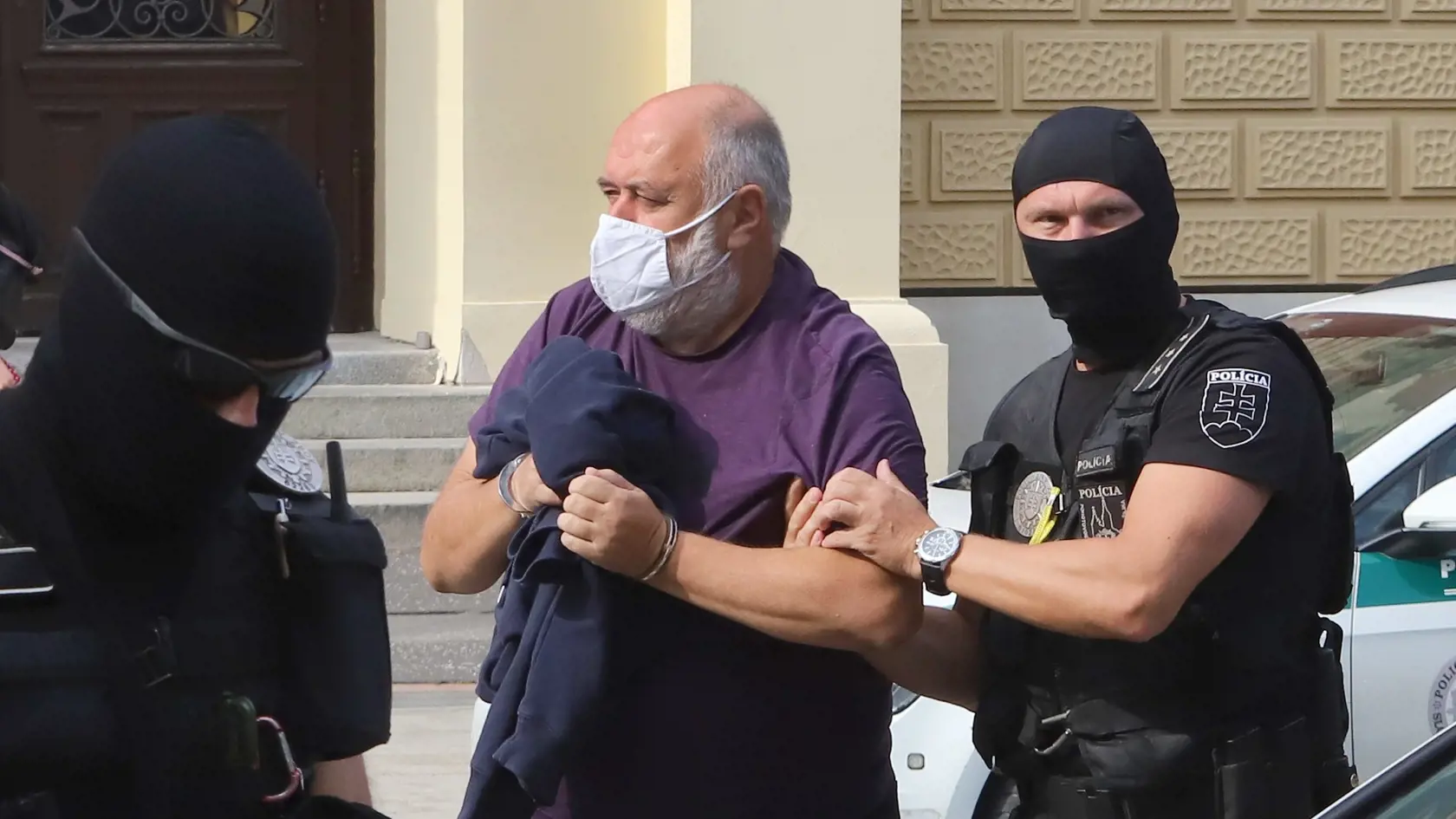Na snímke eskorta privádza bývalého krajského sudcu Pavla P. na Špecializovaný trestný súd (ŠTS) v Banskej Bystrici v stredu 16. septembra 2020. ŠTS rozhoduje o návrhu prokurátora Úradu špeciálnej prokuratúry (ÚŠP) na väzbu pre sudcu okresného súdu Žilina s dočasne pozastaveným výkonom Daniela B., bývalého krajského sudcu Pavla P., advokáta Ľuboša M. a Juraja F. Všetky štyri osoby v akcii Plevel boli obvinené zo zločinu prijímania úplatku. FOTO TASR - Ján Krošlák 