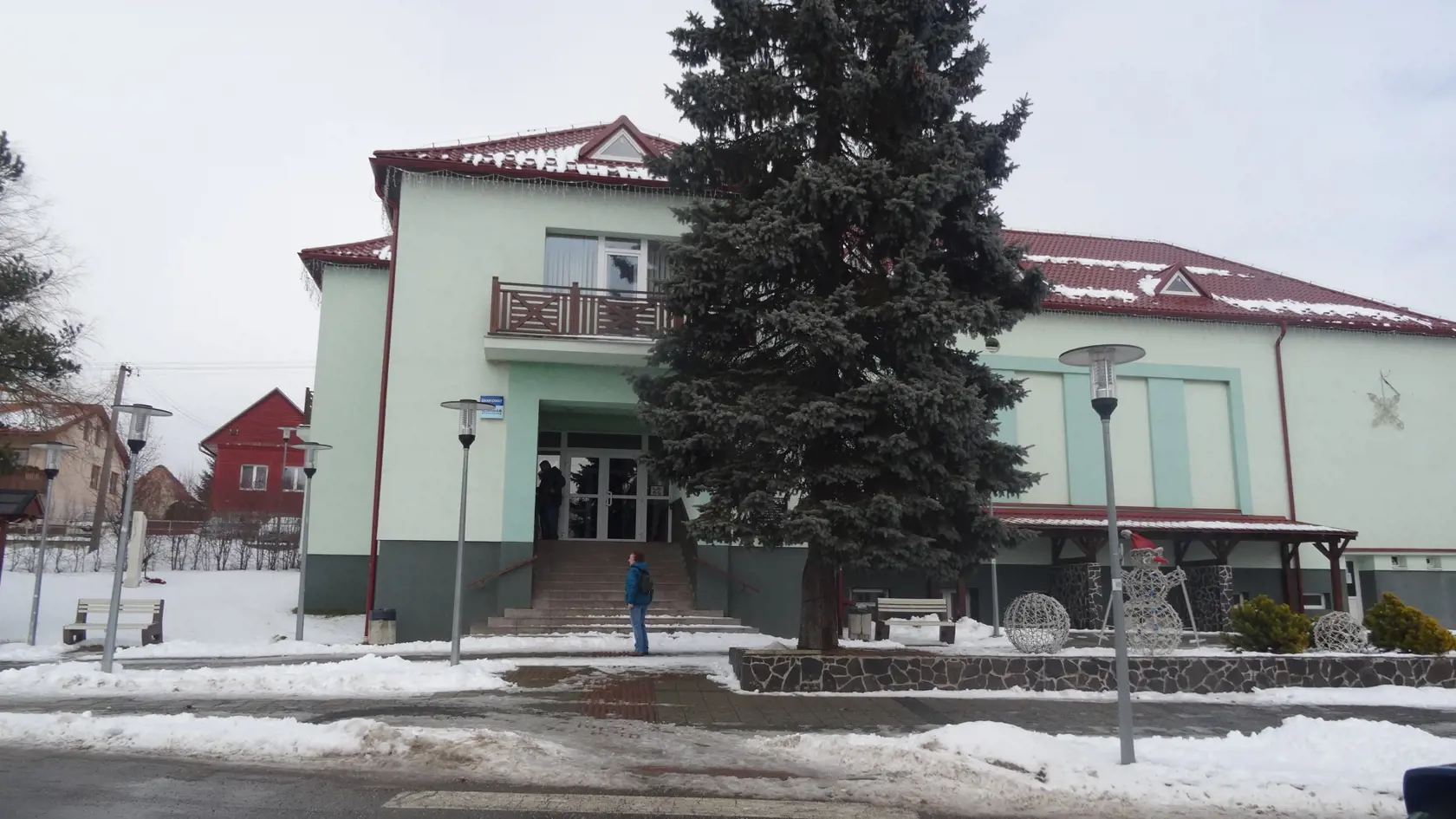 Schody do kultúrneho domu boli teraz prázdne, v deň úmrtia a pohrebu Lučanského boli obrovským pietnym miestom.