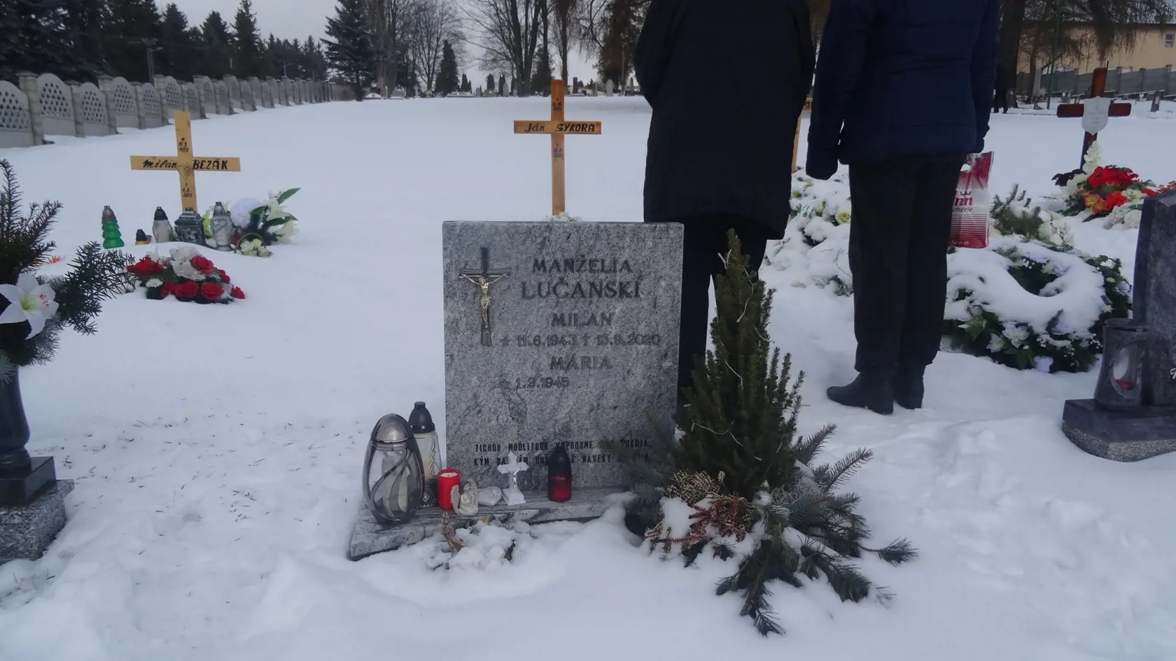 Hrob otca Milana Lučanského. Skvel sa už na ňom nový náhrobok.