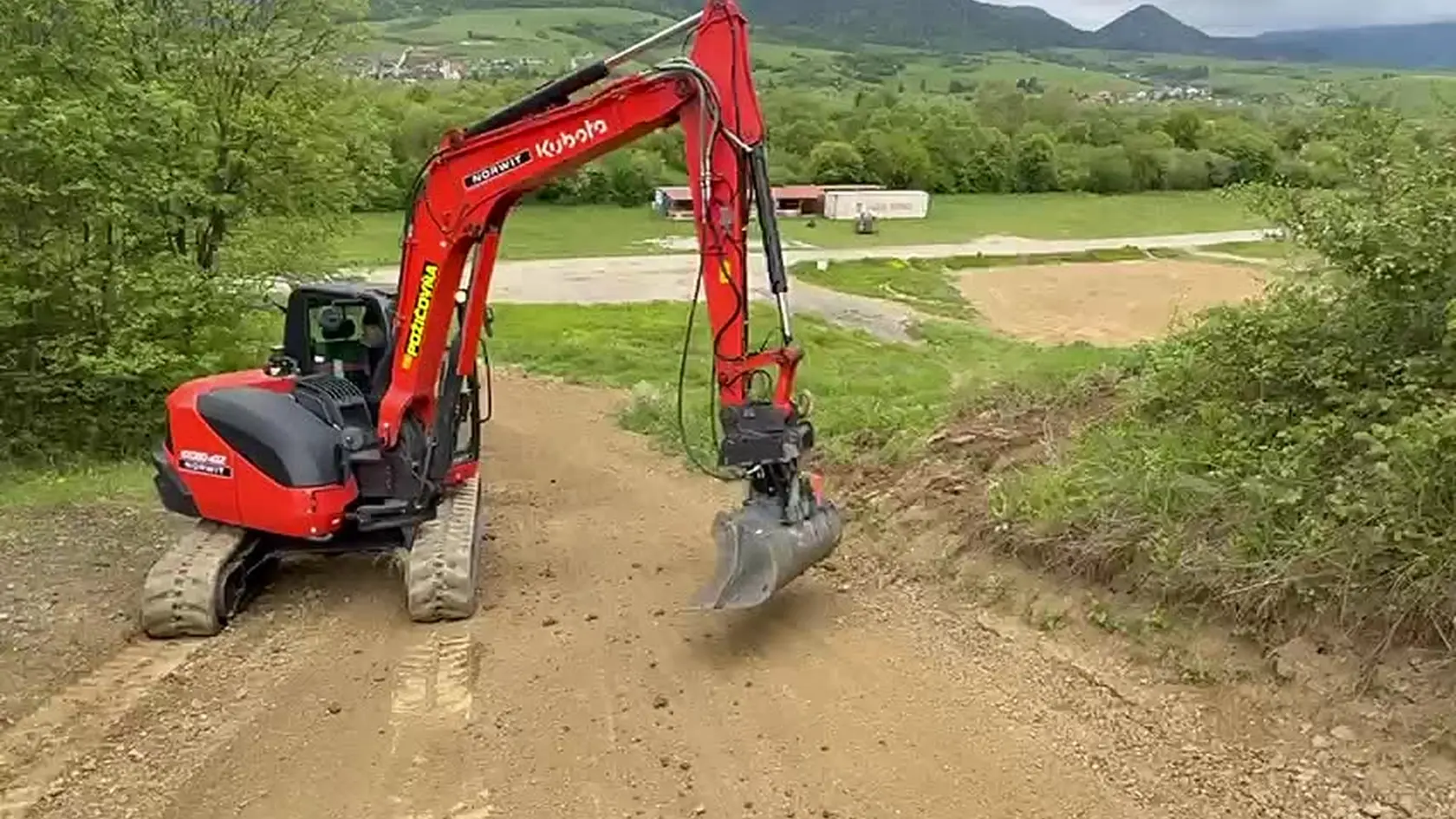 Žiadna hanba. To si povedal náš najúspešnejší jazdec na rely Dakar Štefan Svitko. Keď je potrebné upraviť trať bagrom, sadne doň a pracuje ako bagrista.
