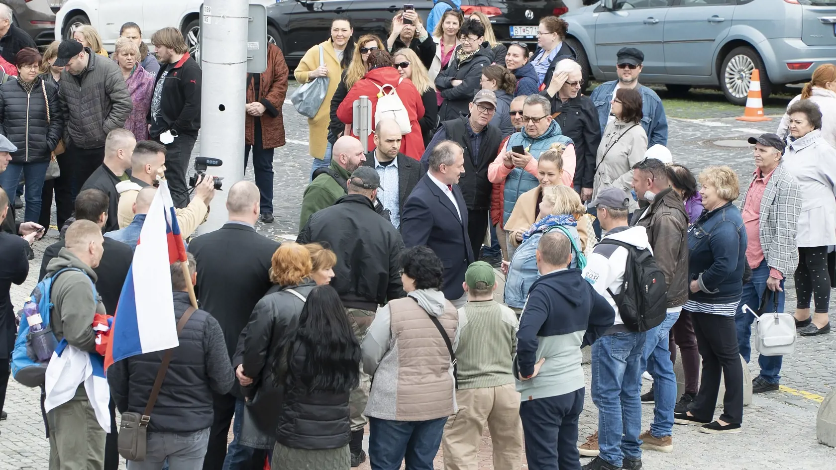 Marian Kotleba sa dnes dobýjal do parlamentu aj napriek tomu, že mu zanikol poslanecký mandát.