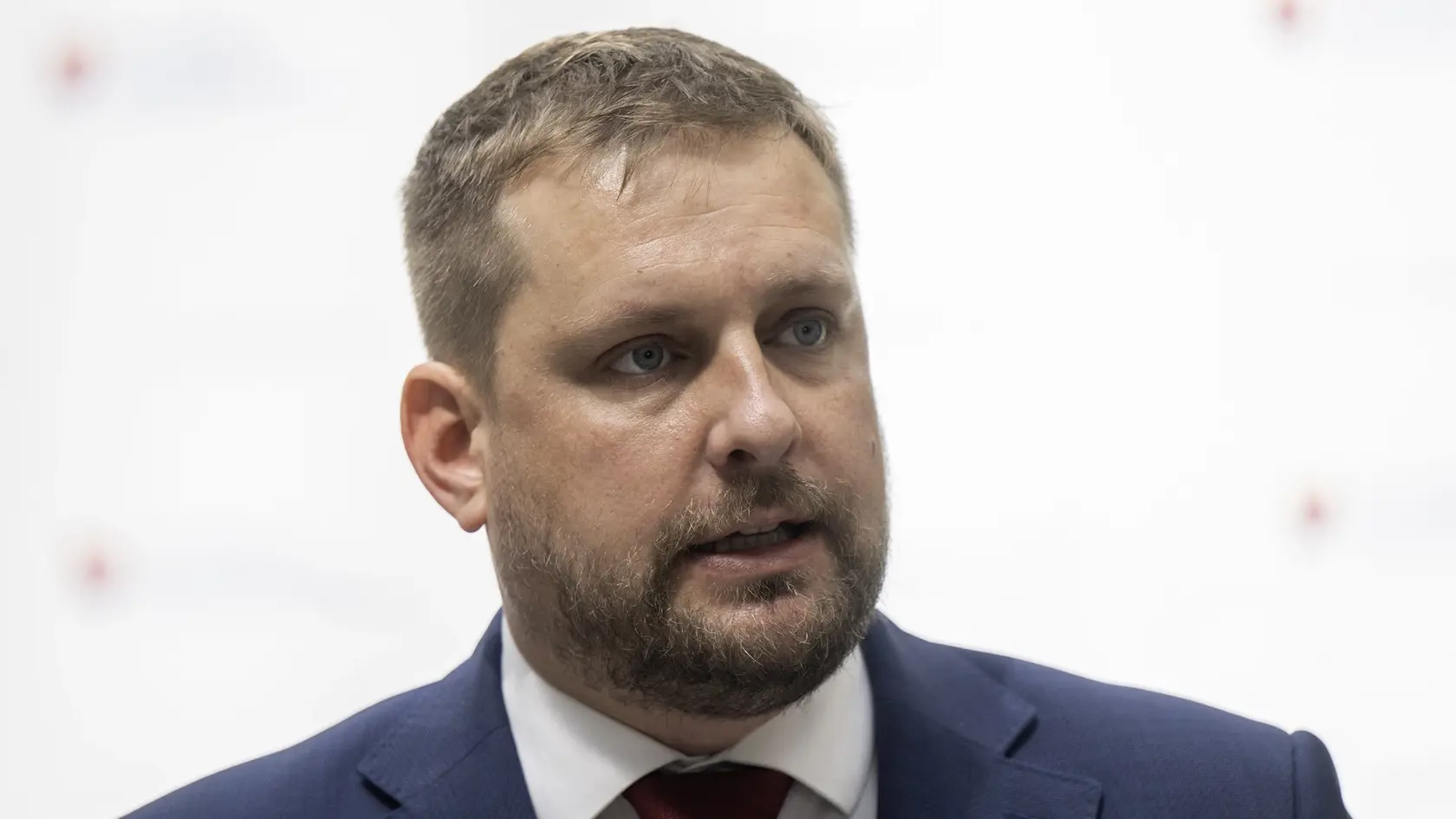 Kamil Šaško napokon podľahol tlaku a tender na záchranky zrušil.