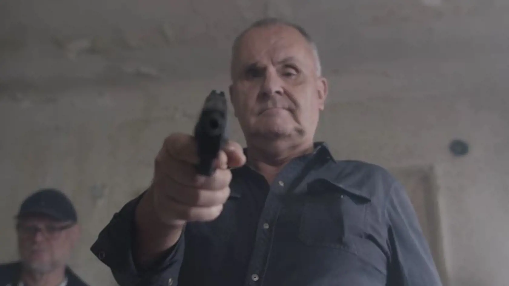 Jožo Ráž v novom klipe mieri na novinára.