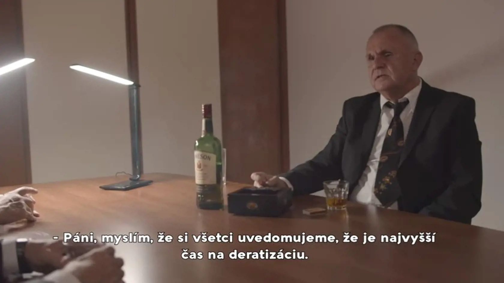 Elán vypustil do sveta škandalózny klip, kde Jožo Ráž mieri zbraňou na novinárov.