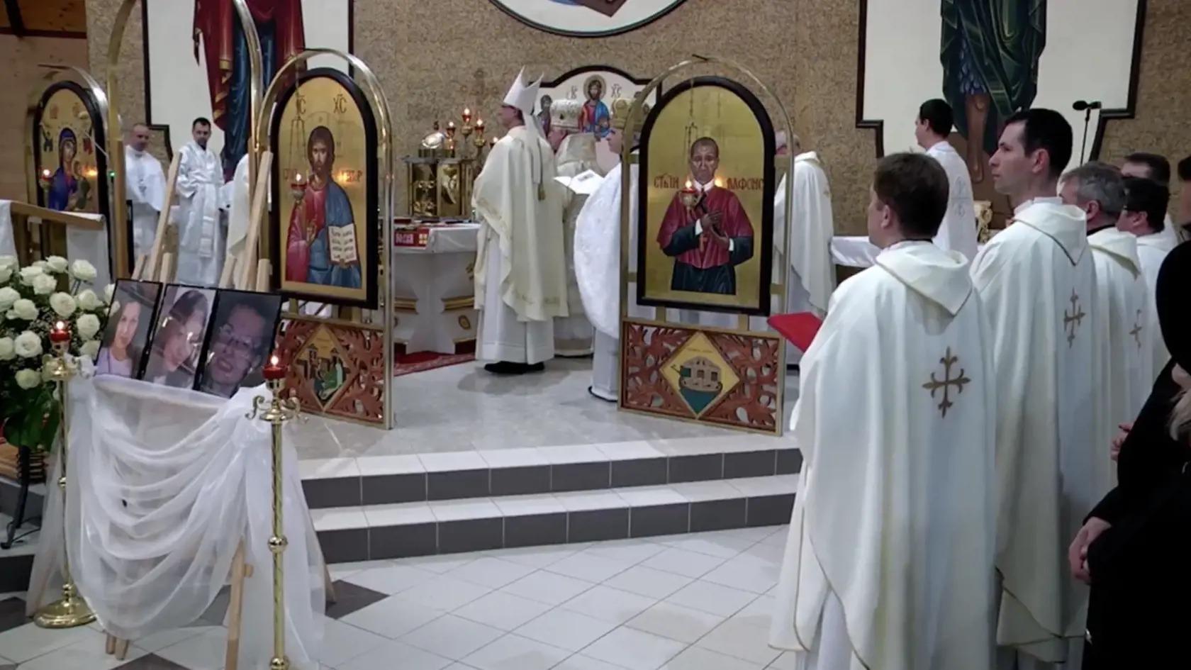 Najsmutnejší pohreb, aký tu kedy vystrojili! V Starej Ľubovni sa o 10. hodine začala posledná rozlúčka s tromi obeťami sobotňajšej tragickej nehody pri Spišskej Kapitule. Vyprevadiť Lucku (†17), Sofiu (†18) a Katku (†17) sa chystajú davy ľudí. Ťaživá clivota zahalila celé mesto.