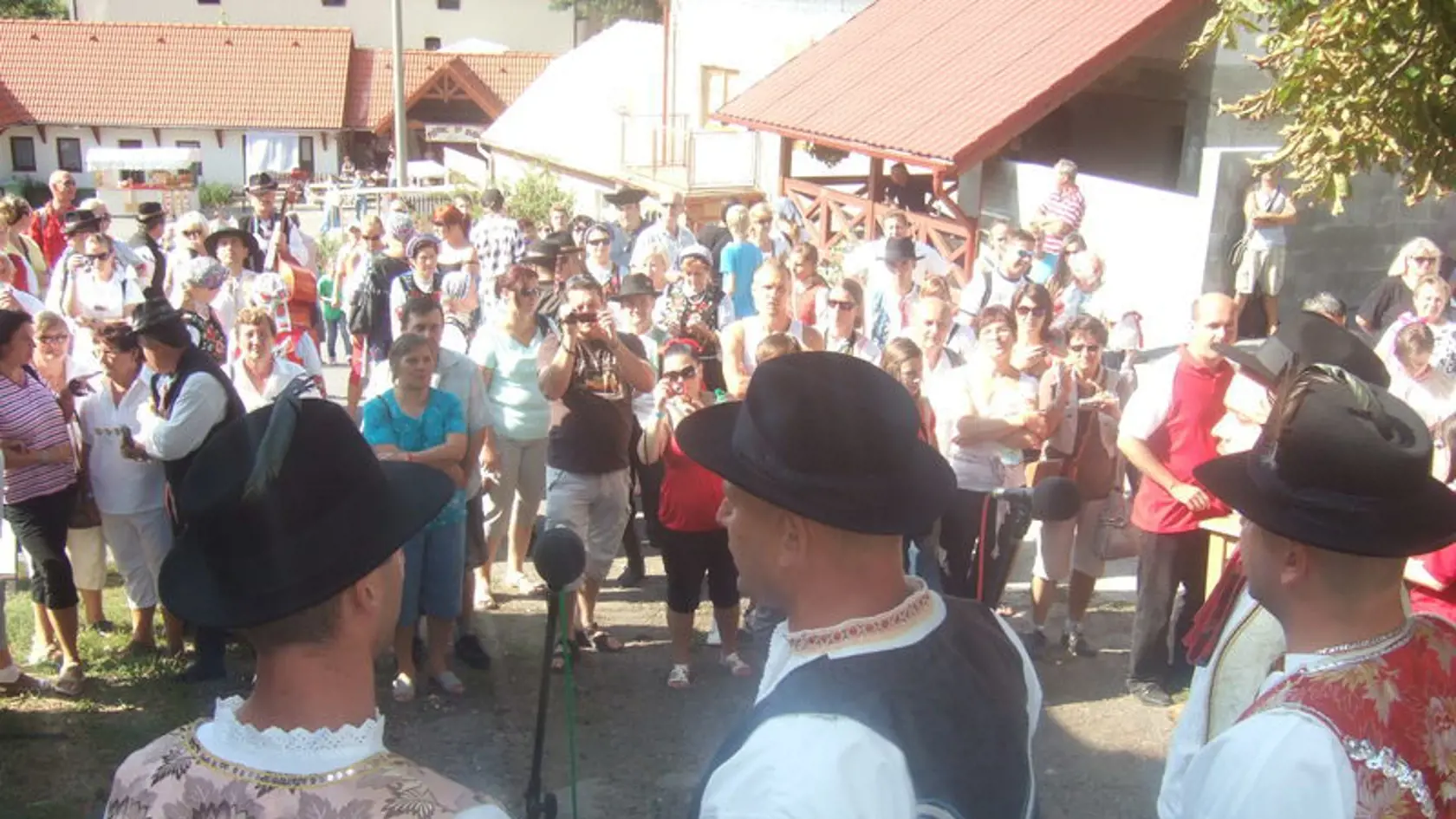 Na rozhlasovom dvore vytvorili za tri hodiny nový slovenský rekord  v nepretržirom spievaní ľudových piesní, keď spolu spievalo 402 ľudí z každého kúta Slovenska.