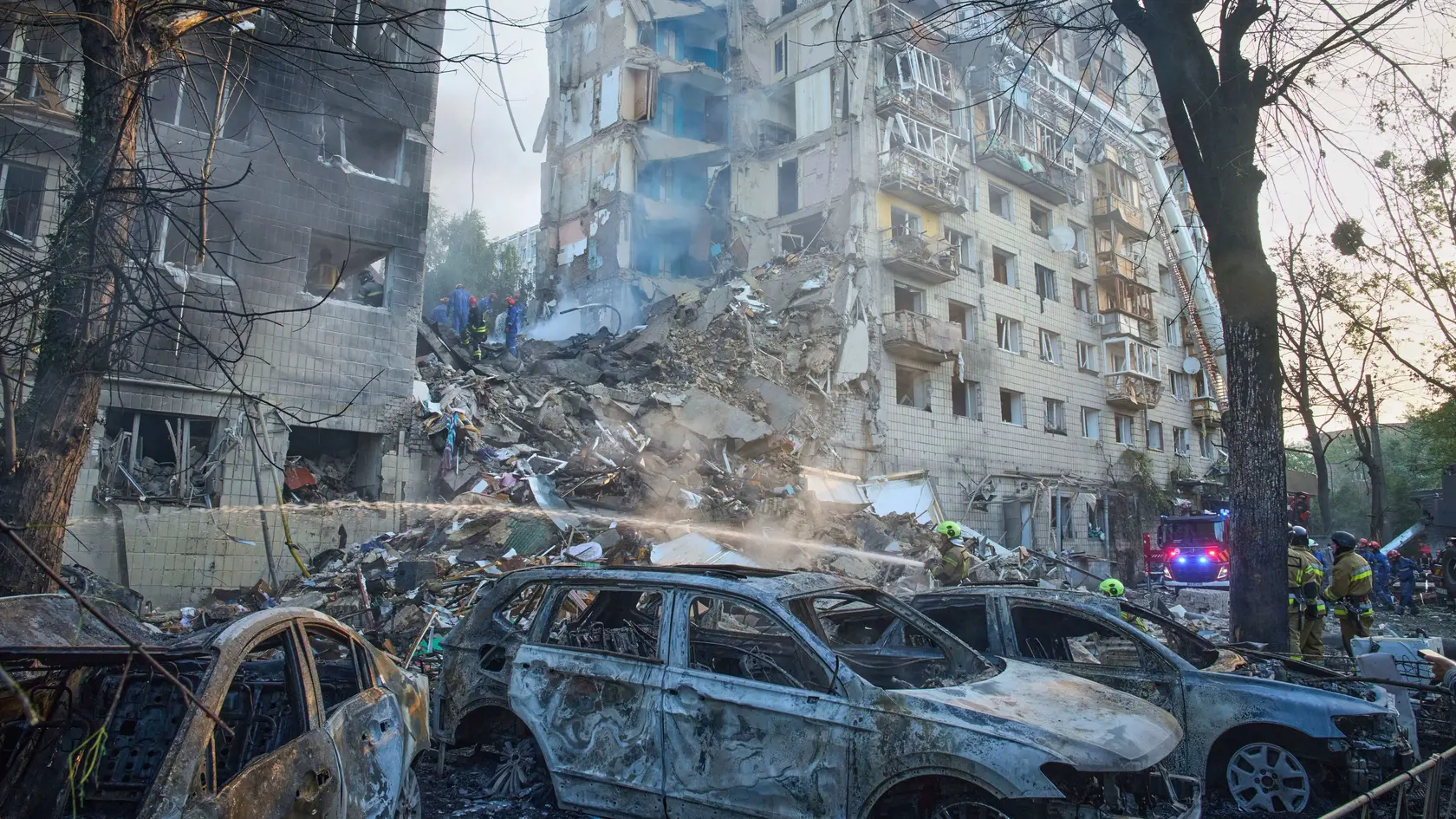 Ruské nočné dronové a raketové útoky na hlavné mesto Kyjev si vyžiadali najmenej 14 obetí na životoch.