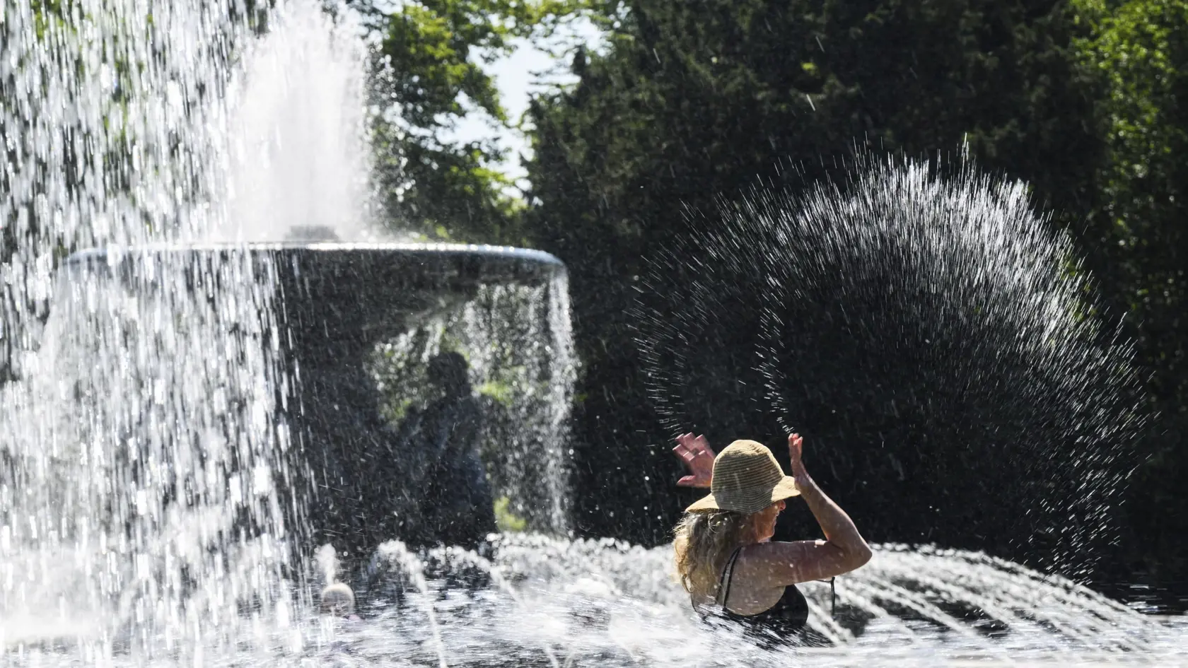EBE 31 Drážďany - Na snímke žena sa ochladzuje pri fontánach na námestí Albertplatz v Drážďanoch v Nemecku 19. júla 2022. FOTO TASR/AP


A woman cools off on Albertplatz at the water fountains of the "Still Water" and "Stormy Waves" fountains in Dresden, Germany, Tuesday, July 19, 2022. (Robert Michael/dpa via AP)