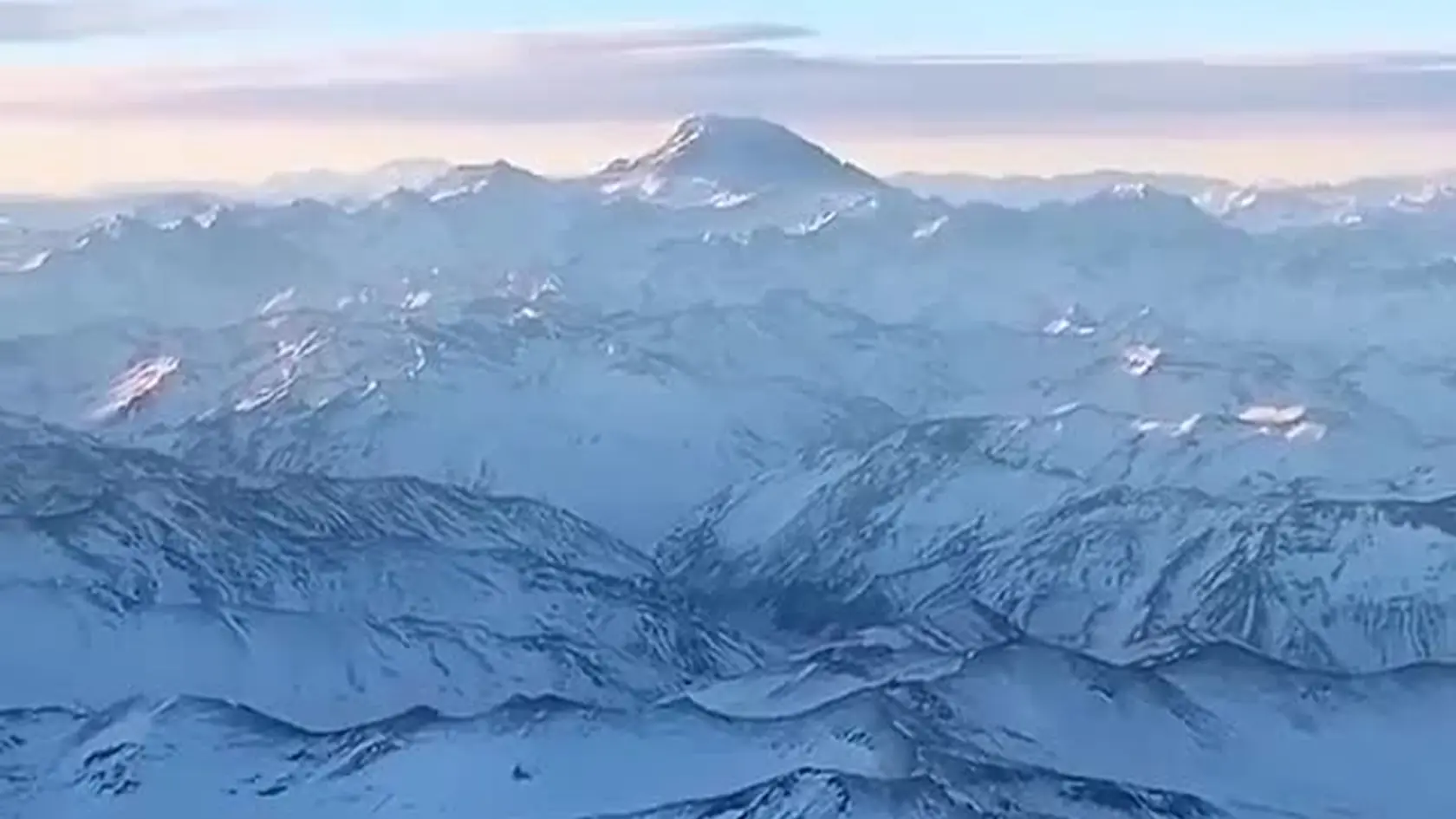 Letecký pohľad na Andy, Aconcagua v pozadí.