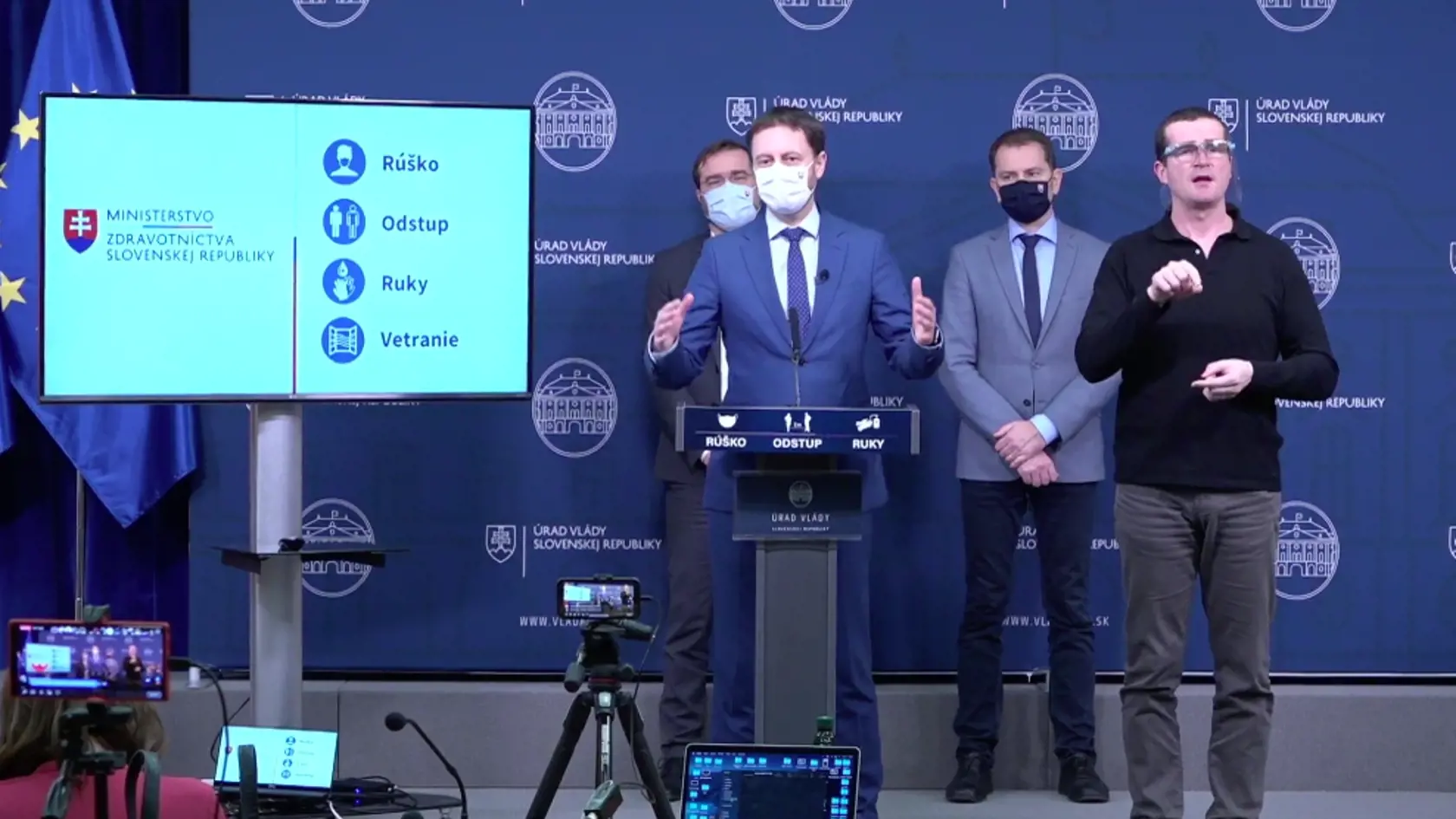 Minister zdravotníctva Marek Krajčí dnes na tlačovej konferencii oznámil začiatok očkovania učiteľov.