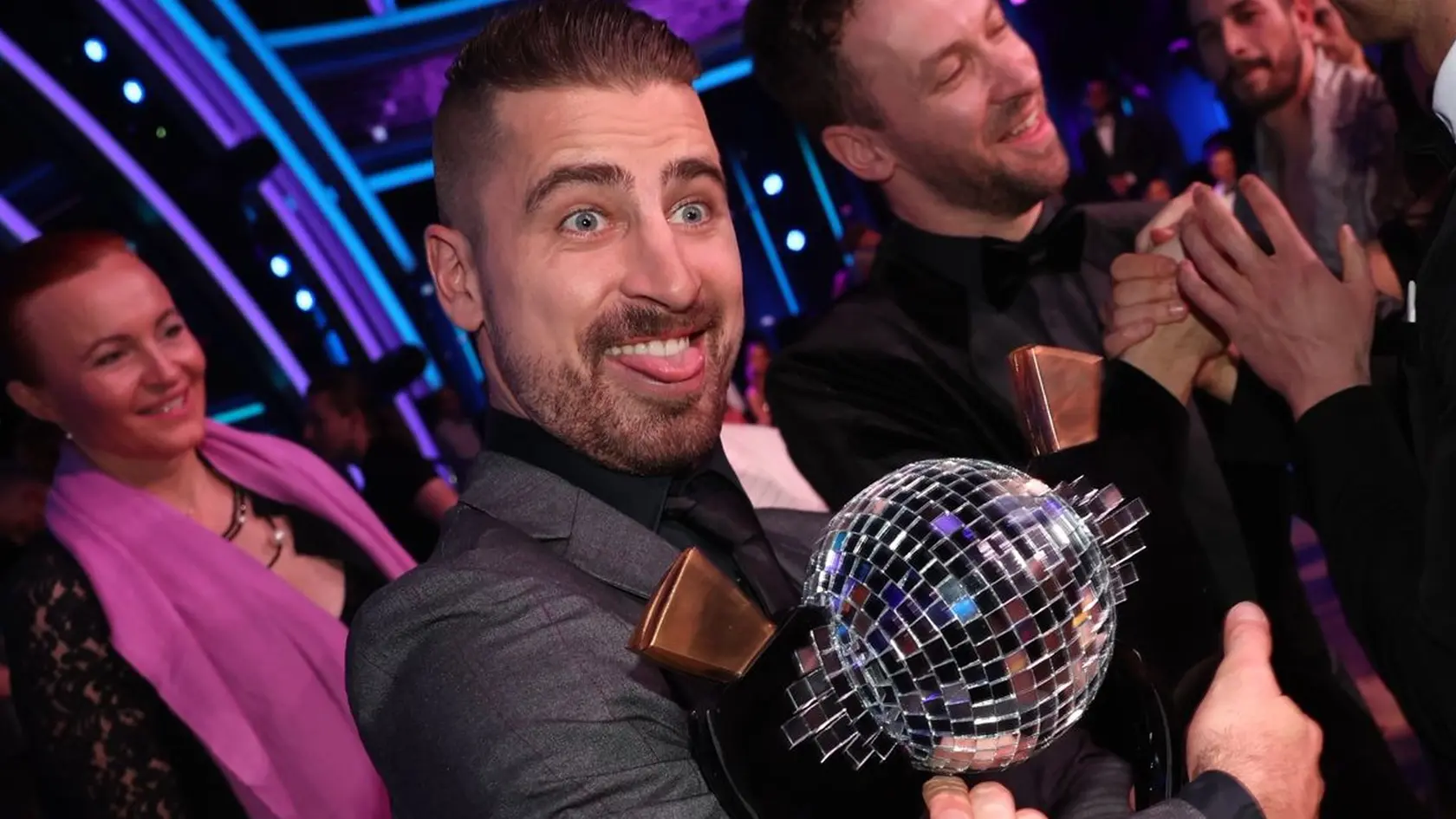 Peter Sagan podržal kráľovi a kráľovnej ich víťazný pohár.