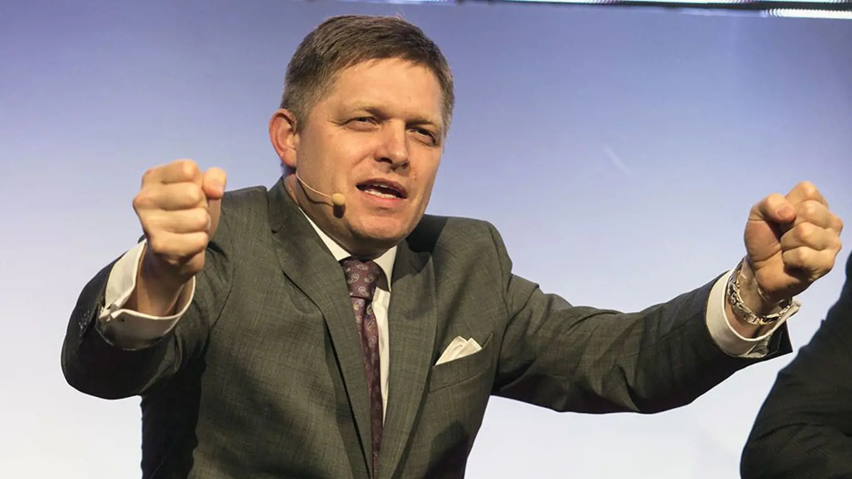 Robert Fico si zaspomínal na pioniersky tábor, v ktorom ako pätnásťročný predával malinovky a „išla tam po ňom“ dvadsaťdvaročná maďarská pionierka.