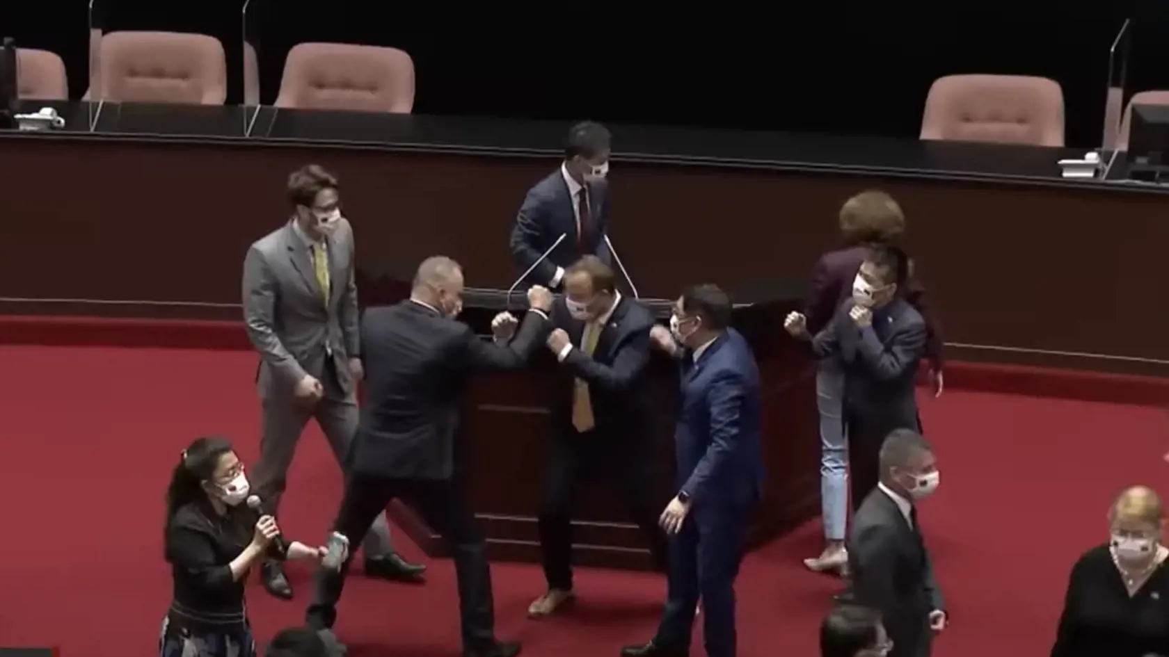 V taiwanskom parlament pár týždňov dozadu zinscenovali slovenskí poslanci bitku, ktorou napodobňovali tamojších poslancov.