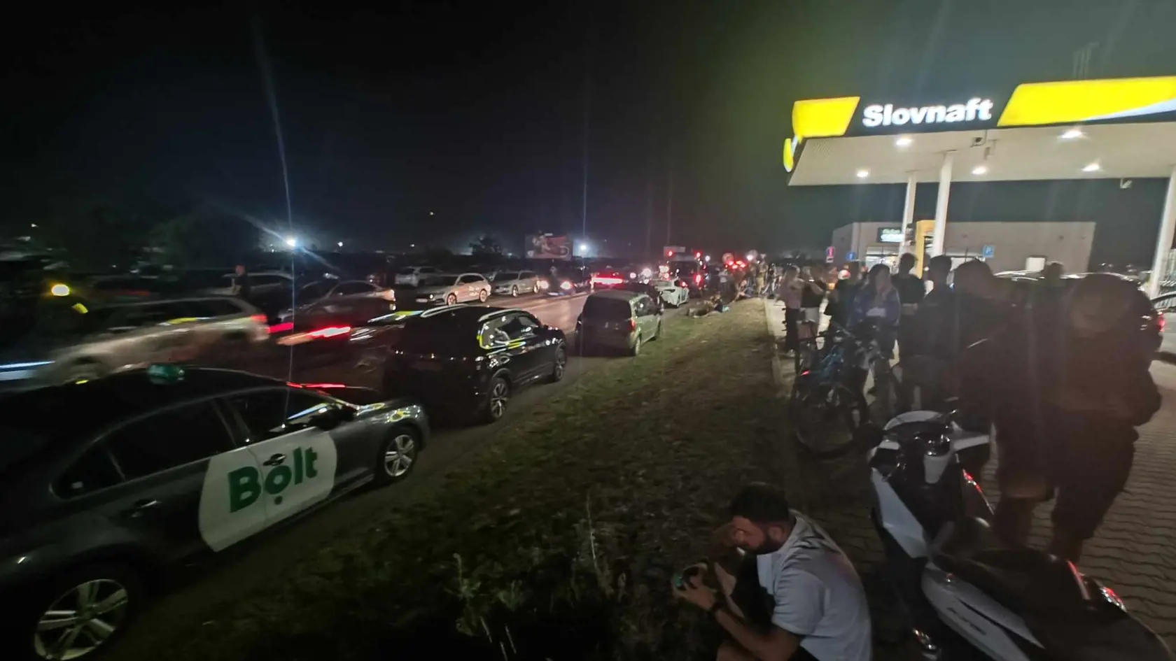 Mnohí fanúšikovia si kapelu prišli vypočuť takto neformálne.