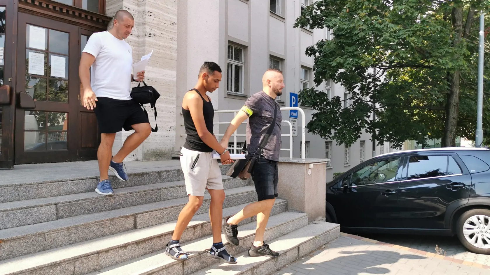 Mladý muž rozmlátil úbohej železničiarke doslova celú tvár.