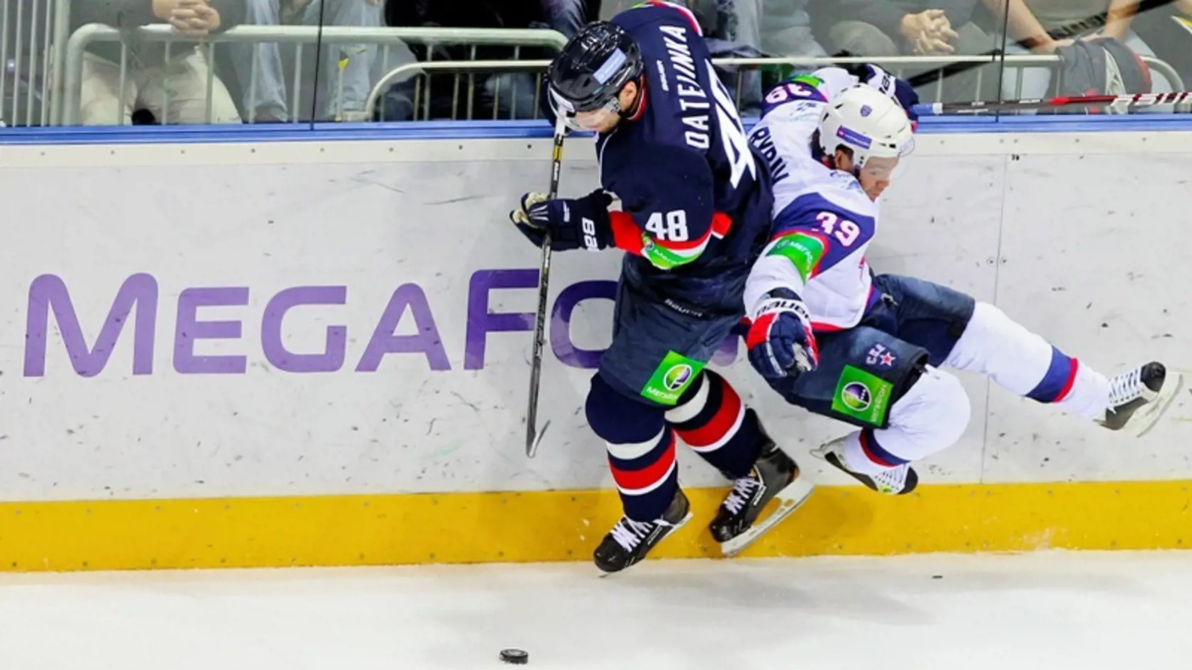 Ivan Datelinka (HC Slovan) v súboji s Maximom Rybinom (SKA Petrohrad)