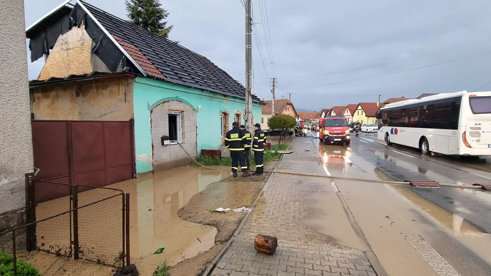 Pár minút búrky a Zvolenská Slatina bola pod vodou.