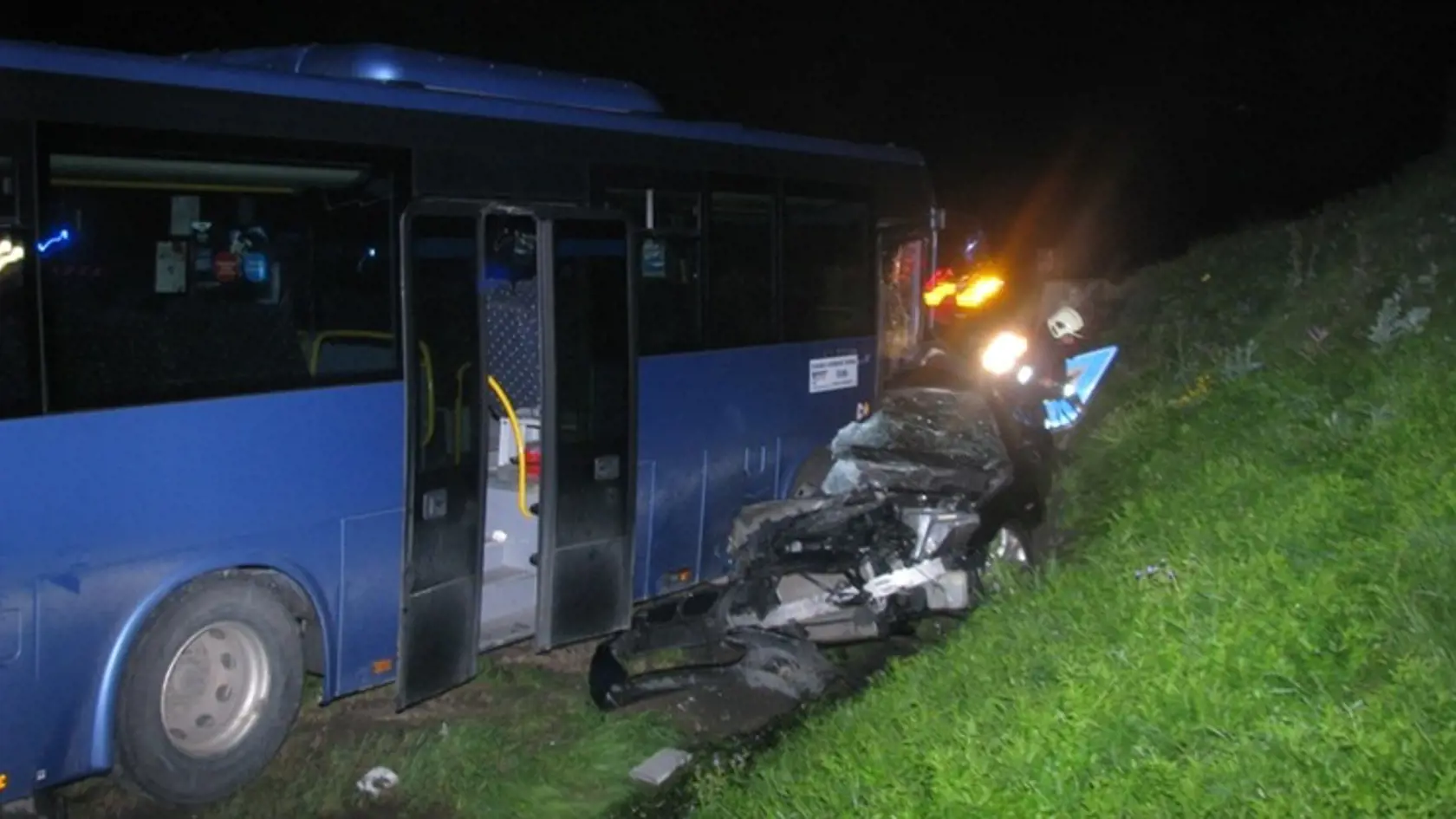 Miesto tragédie: Autobus tlačil auto až po trávnatý svah.