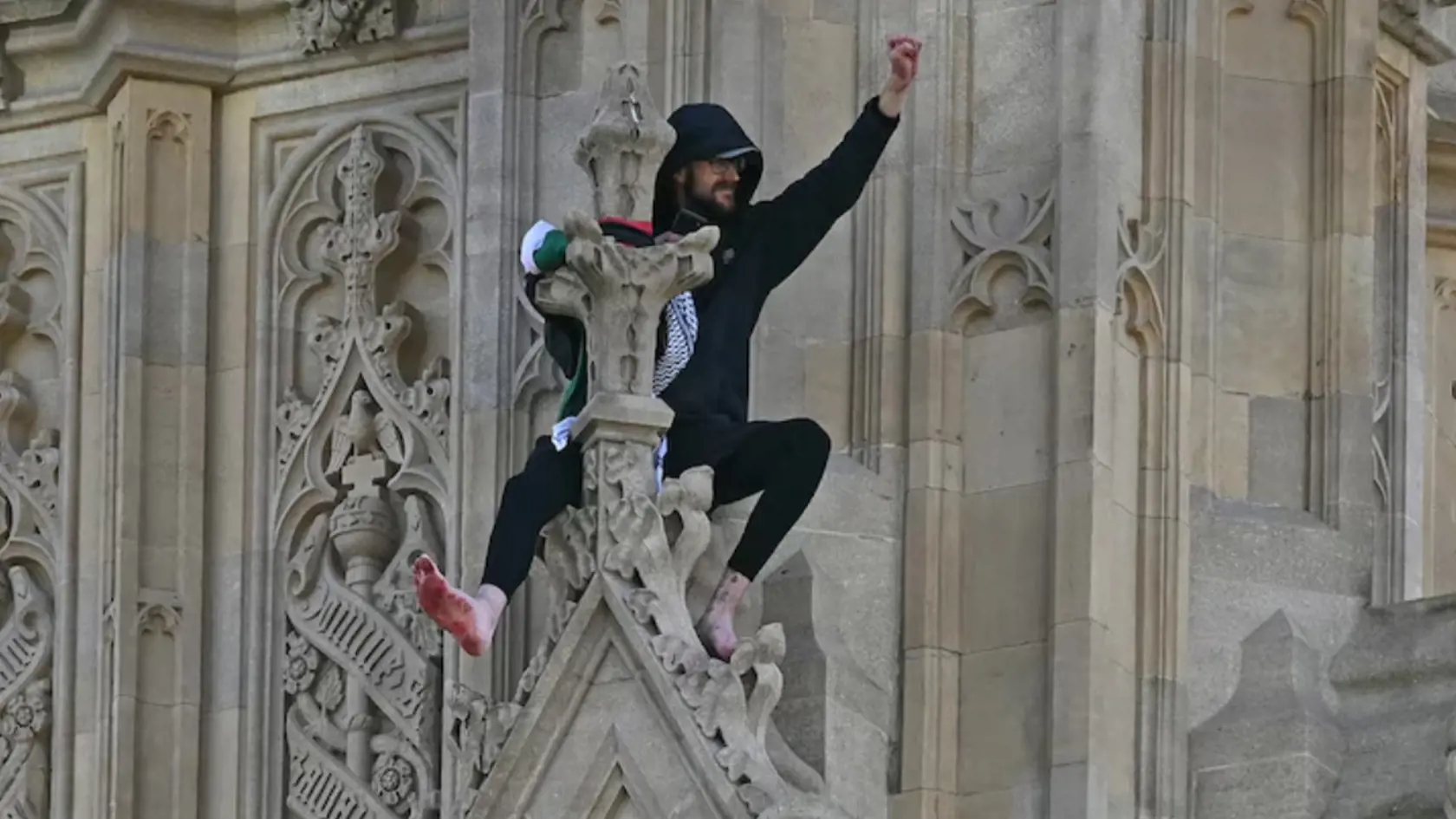 Muž v Londýne vyliezol na veži Big Ben.