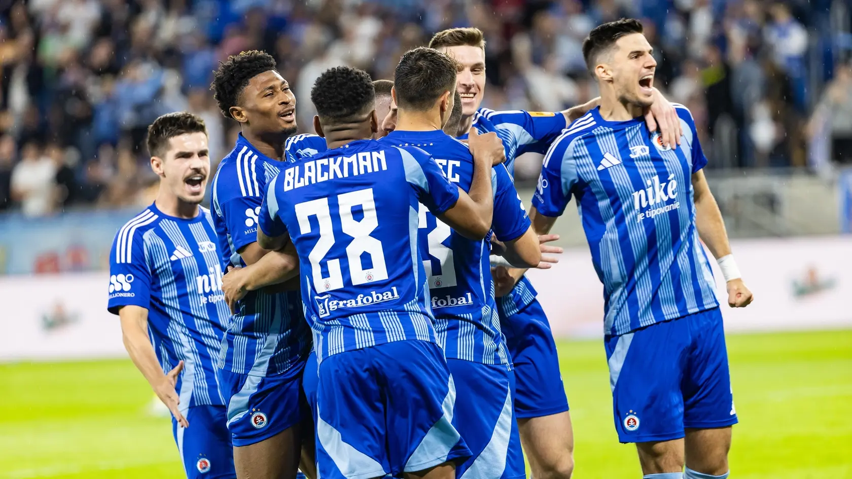 Futbalisti Slovana Bratislava oslavujú zisk ligového titulu na Tehelnom poli po triumfe 4:3 nad Žilinou.