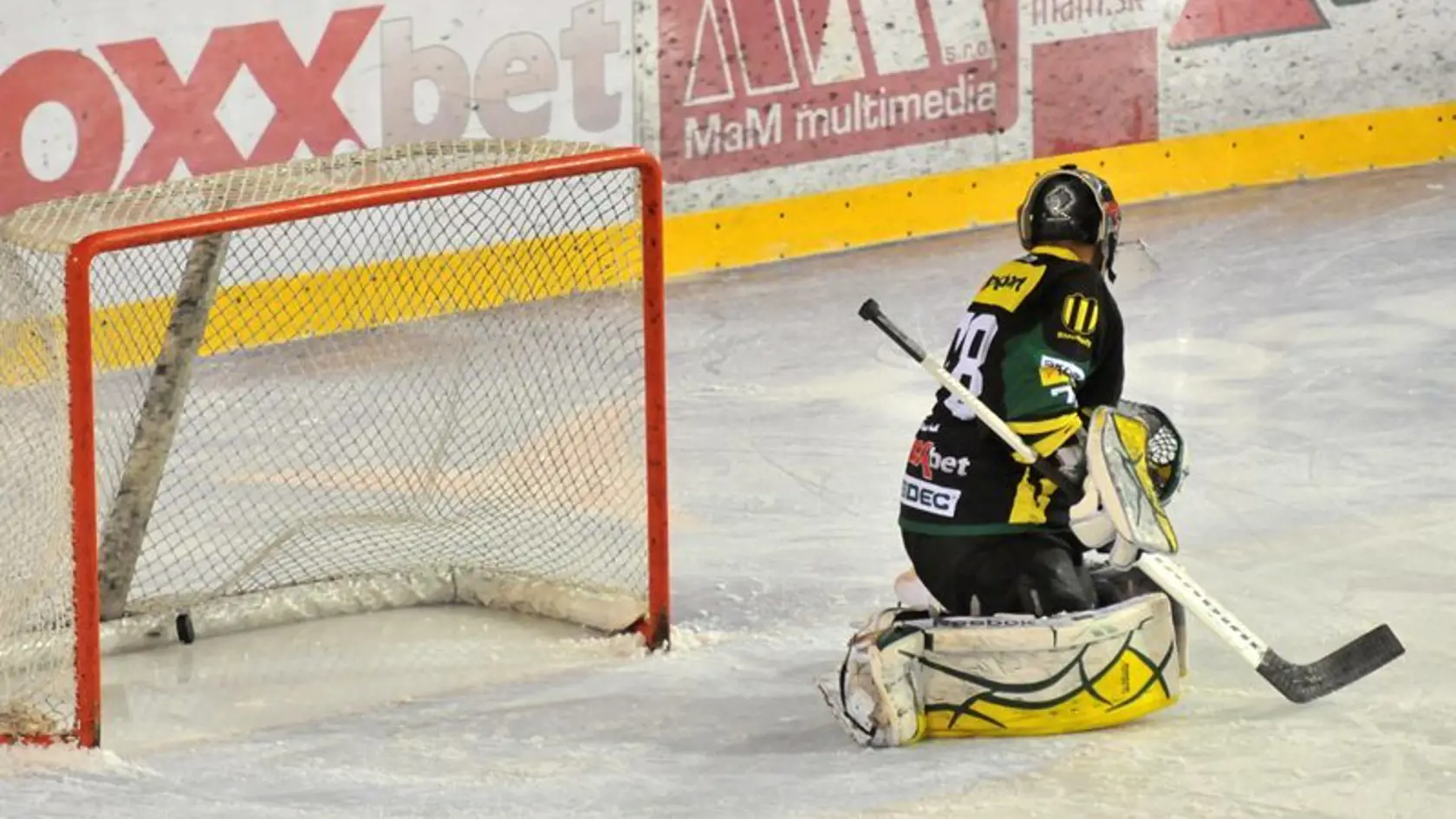Na snímke prvý gól inkasoval domáci brankár Marek Laco v 9. minúte zápasu 2. kola slovenskej hokejovej Tipsport extraligy medzi MsHK DOXXbet Žilina a MHK Zvolen.
